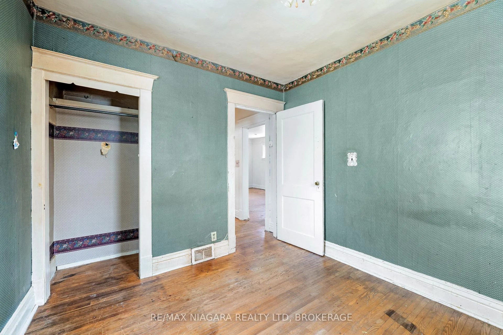 Photo 6 of 6437 Culp Street, Niagara Falls, Dorchester — HOMEH