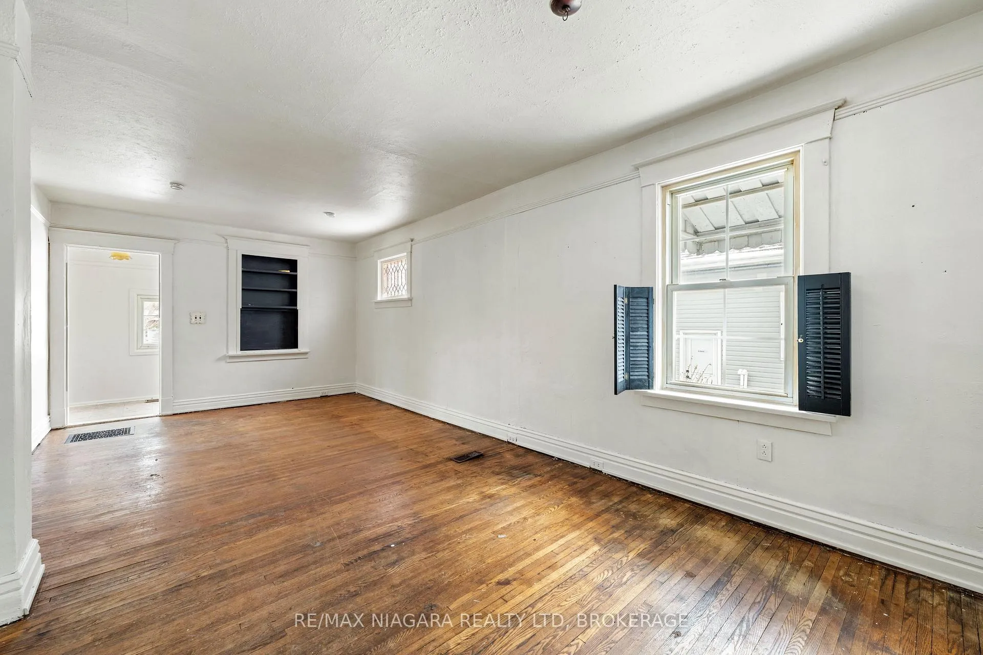 Photo 9 of 6437 Culp Street, Niagara Falls, Dorchester — HOMEH