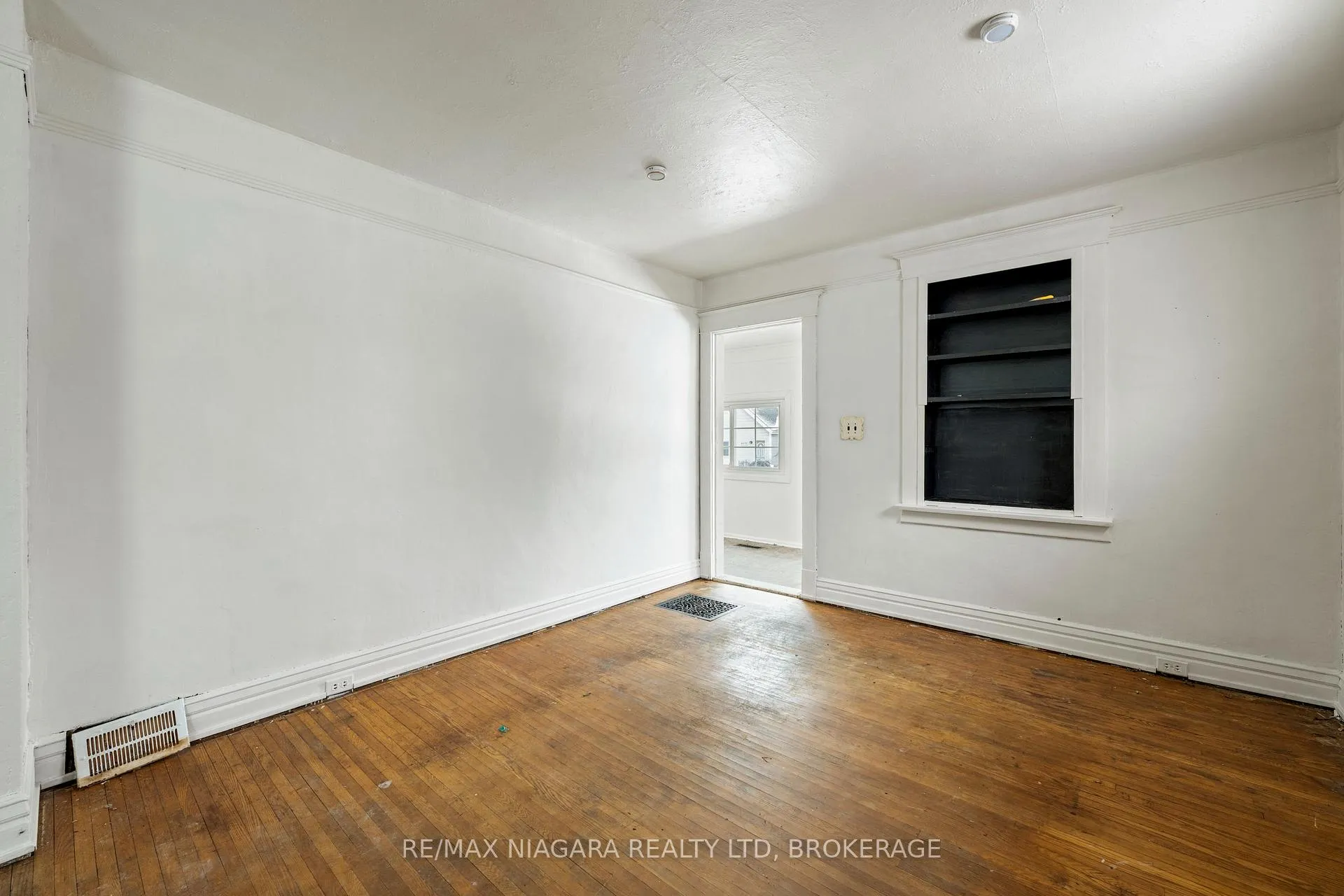Photo 10 of 6437 Culp Street, Niagara Falls, Dorchester — HOMEH
