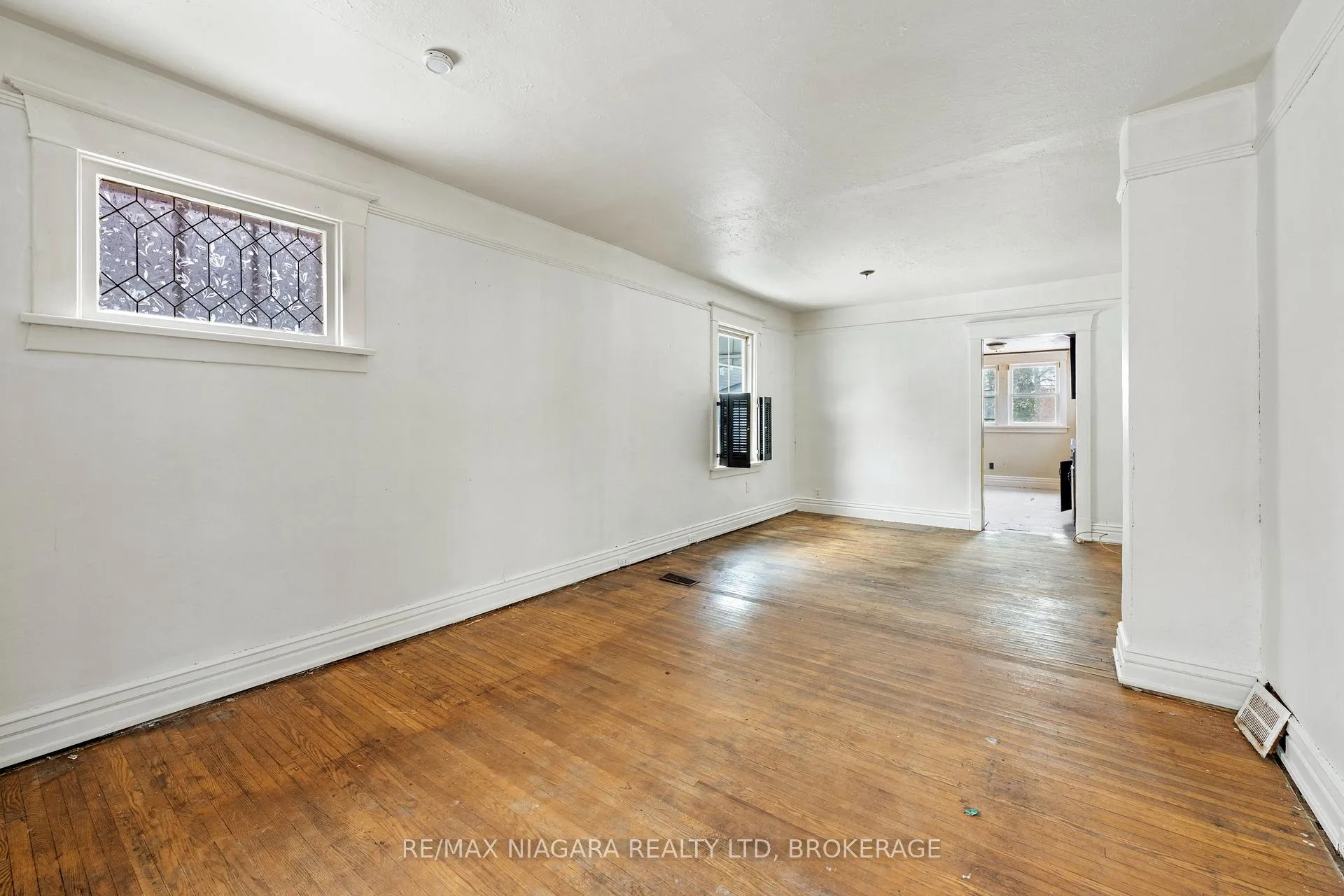 Photo 11 of 6437 Culp Street, Niagara Falls, Dorchester — HOMEH