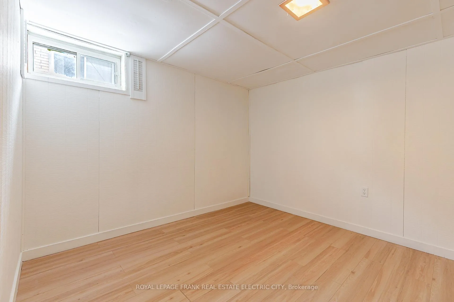 Photo 39 of 381 Applegrove Avenue, Peterborough, Northcrest Ward 5 — HOMEH