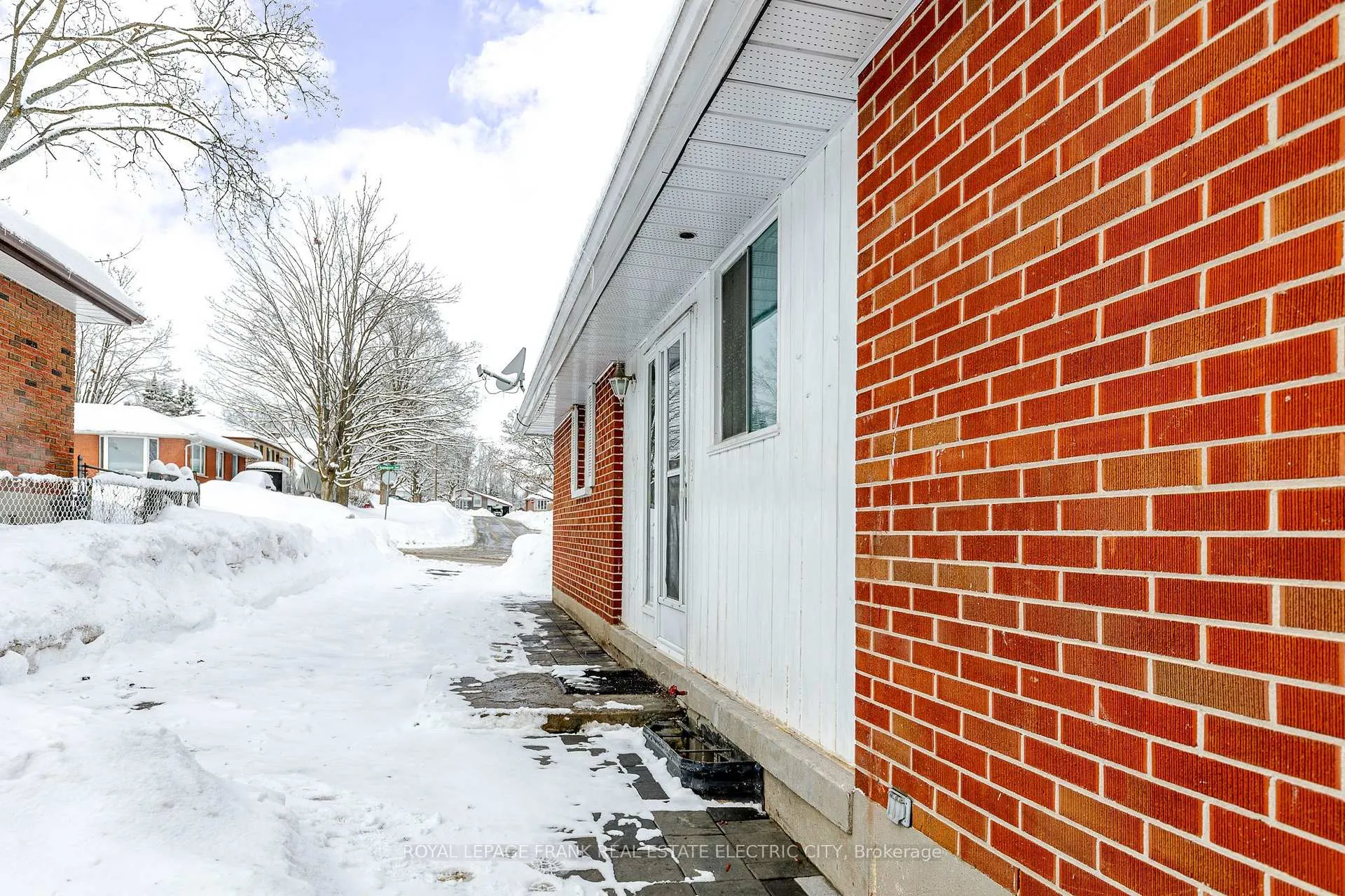 Photo 47 of 381 Applegrove Avenue, Peterborough, Northcrest Ward 5 — HOMEH