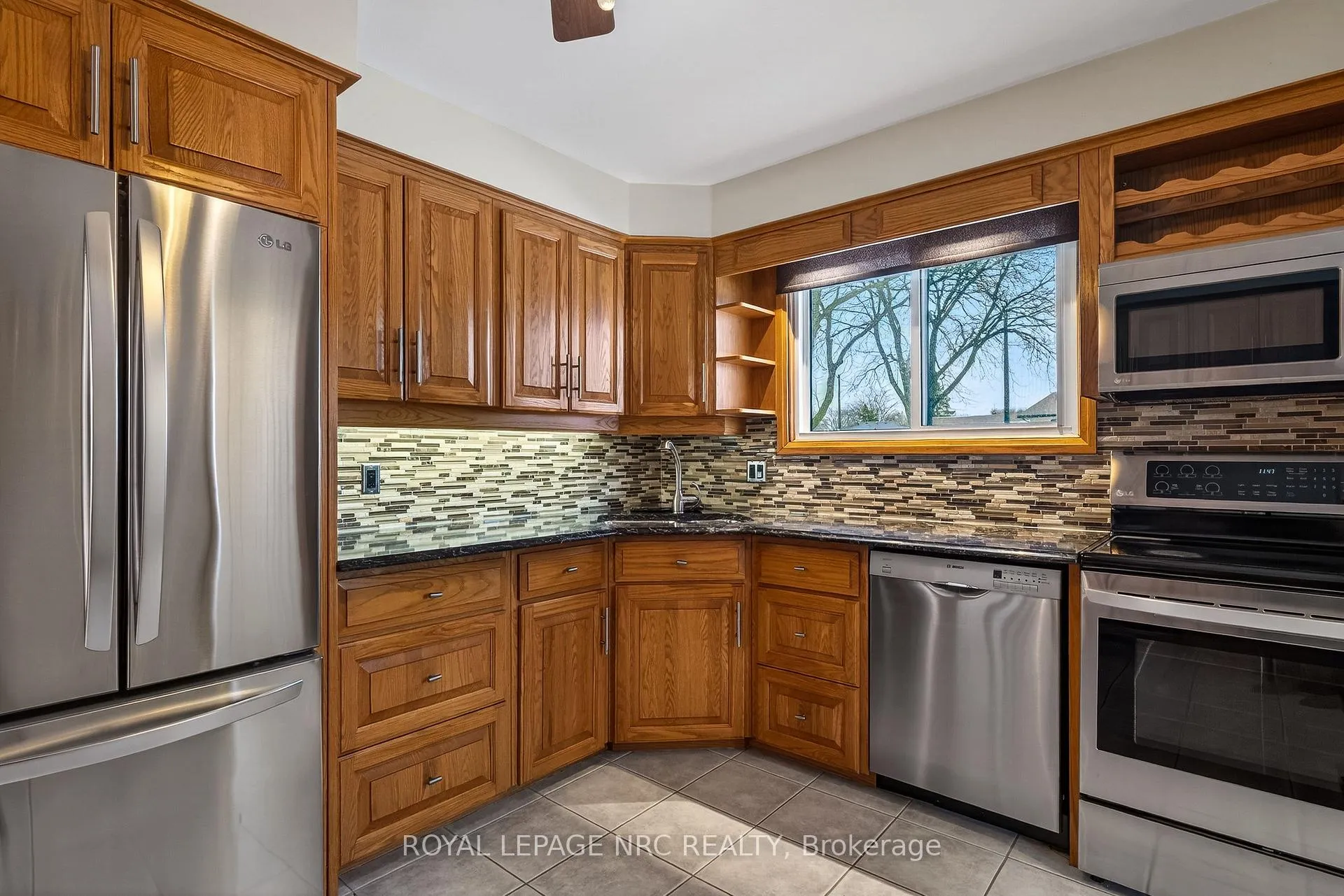 Photo 9 of 3292 Appleford Avenue, Niagara Falls, Casey — HOMEH