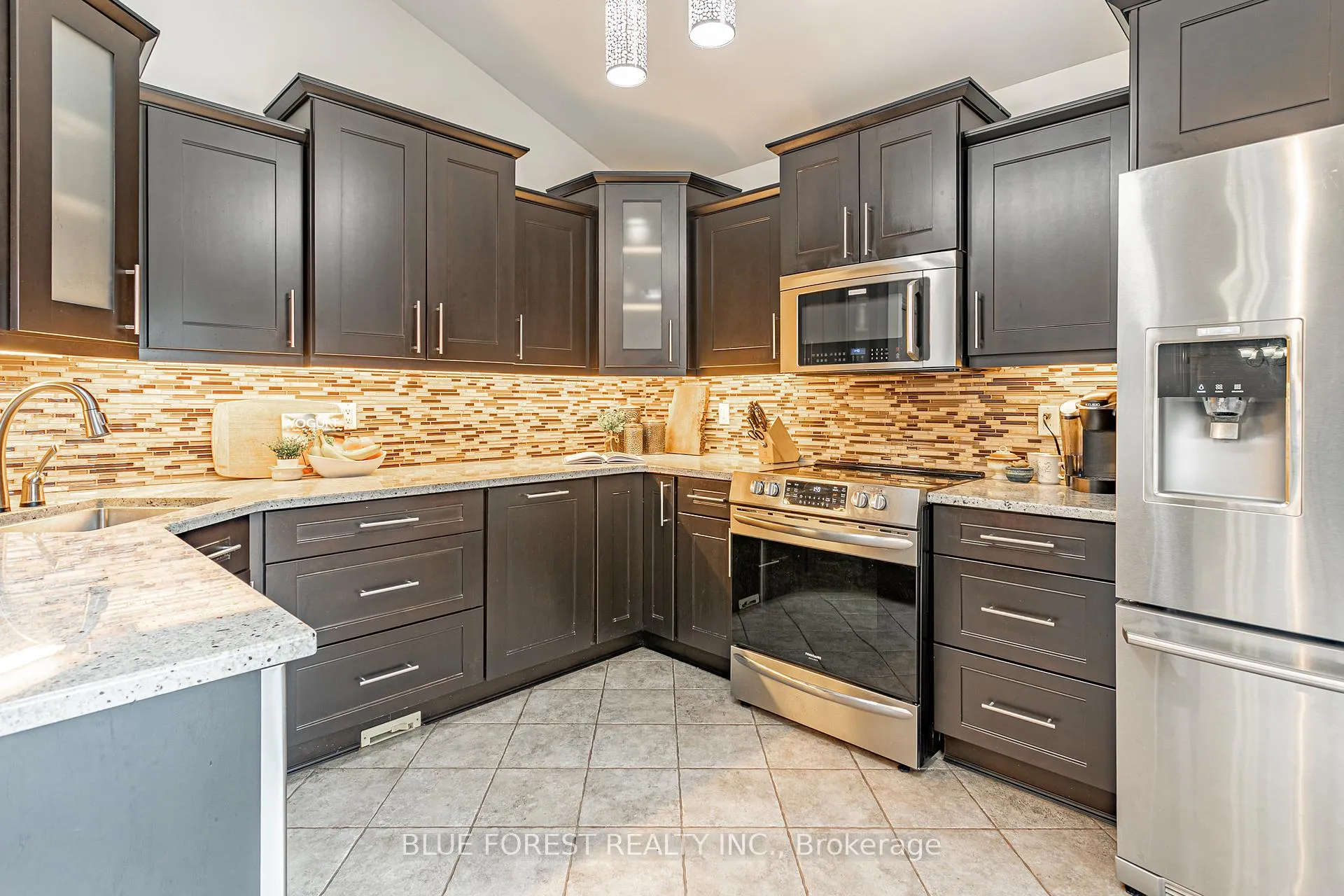 Photo 7 of 49 Parkview Drive, Thames Centre, Dorchester — HOMEH