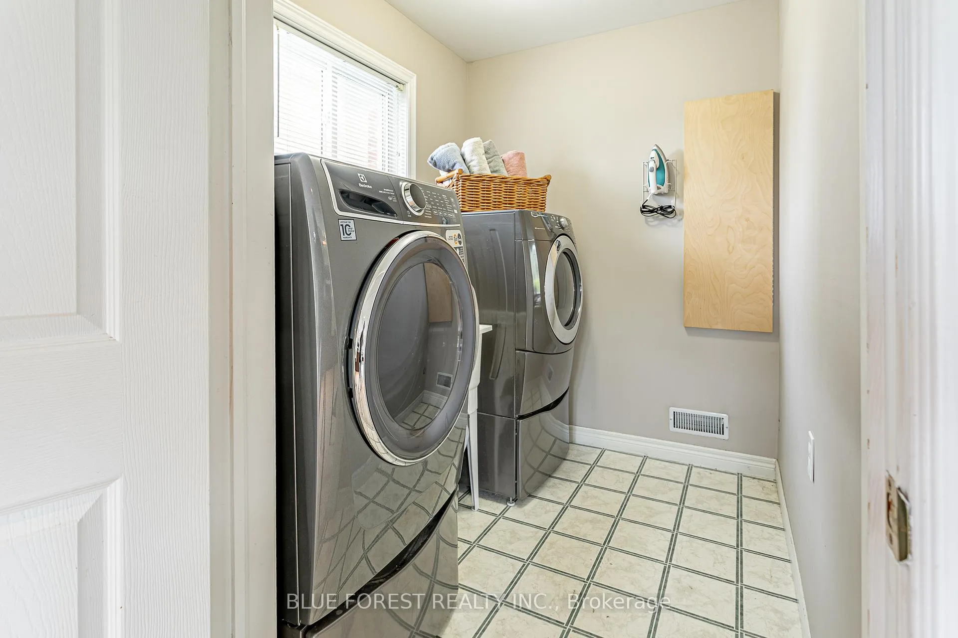 Photo 20 of 49 Parkview Drive, Thames Centre, Dorchester — HOMEH