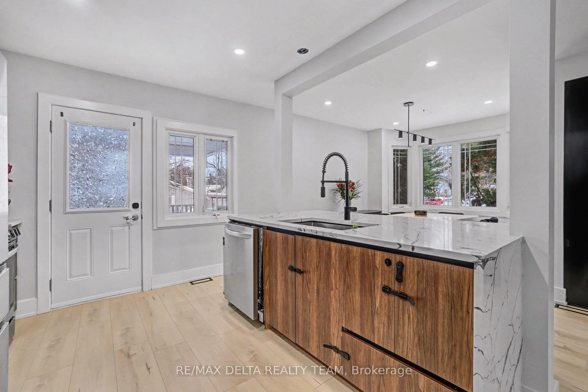 Photo 5 of 1465 Mcrobie Avenue, Ottawa, Alta Vista — HOMEH