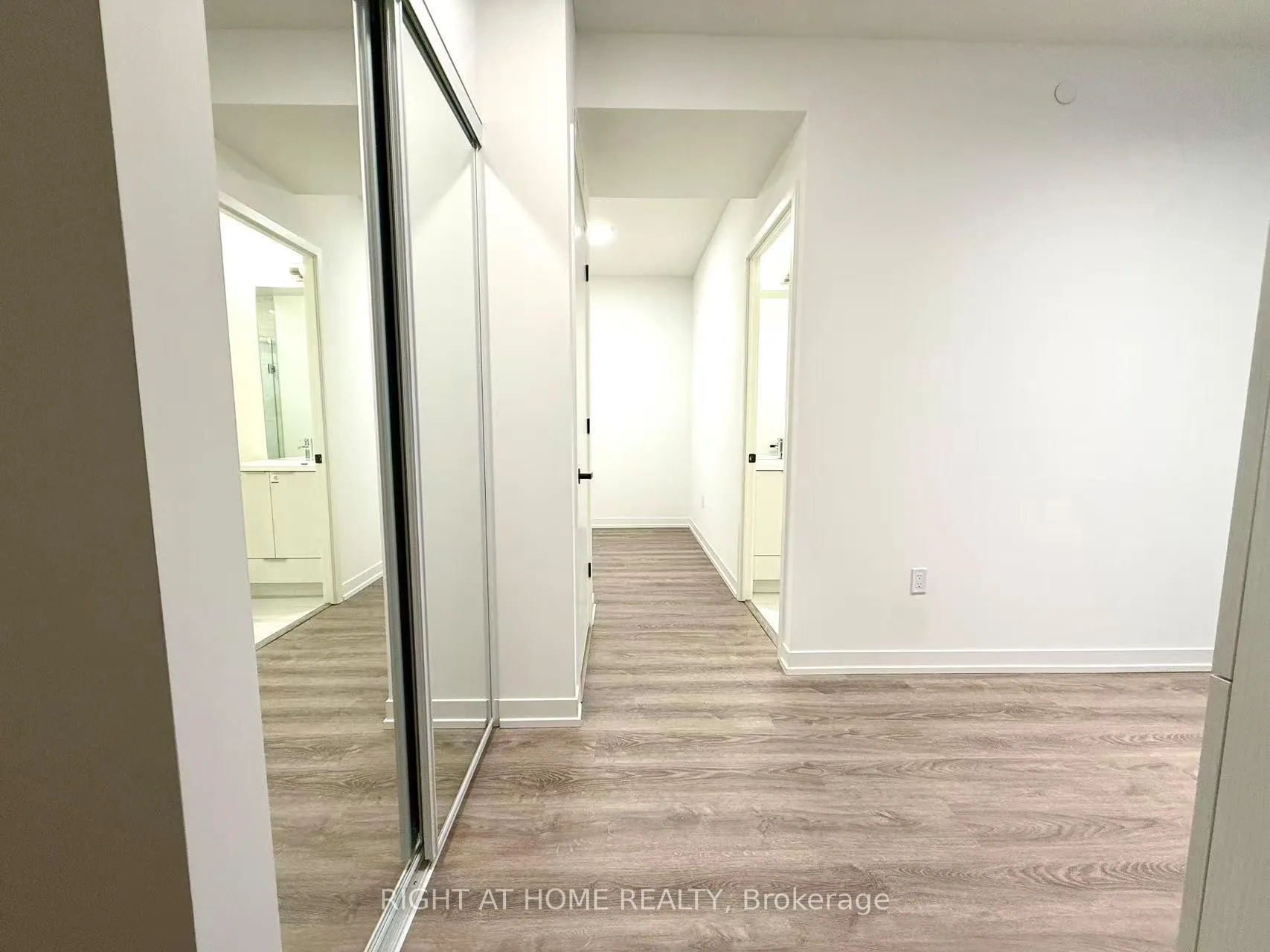 Photo 8 of Unit 2801, 8 Interchange Way, Vaughan, Vaughan Corporate Centre — HOMEH
