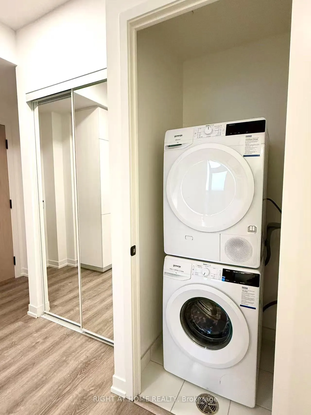 Photo 9 of Unit 2801, 8 Interchange Way, Vaughan, Vaughan Corporate Centre — HOMEH