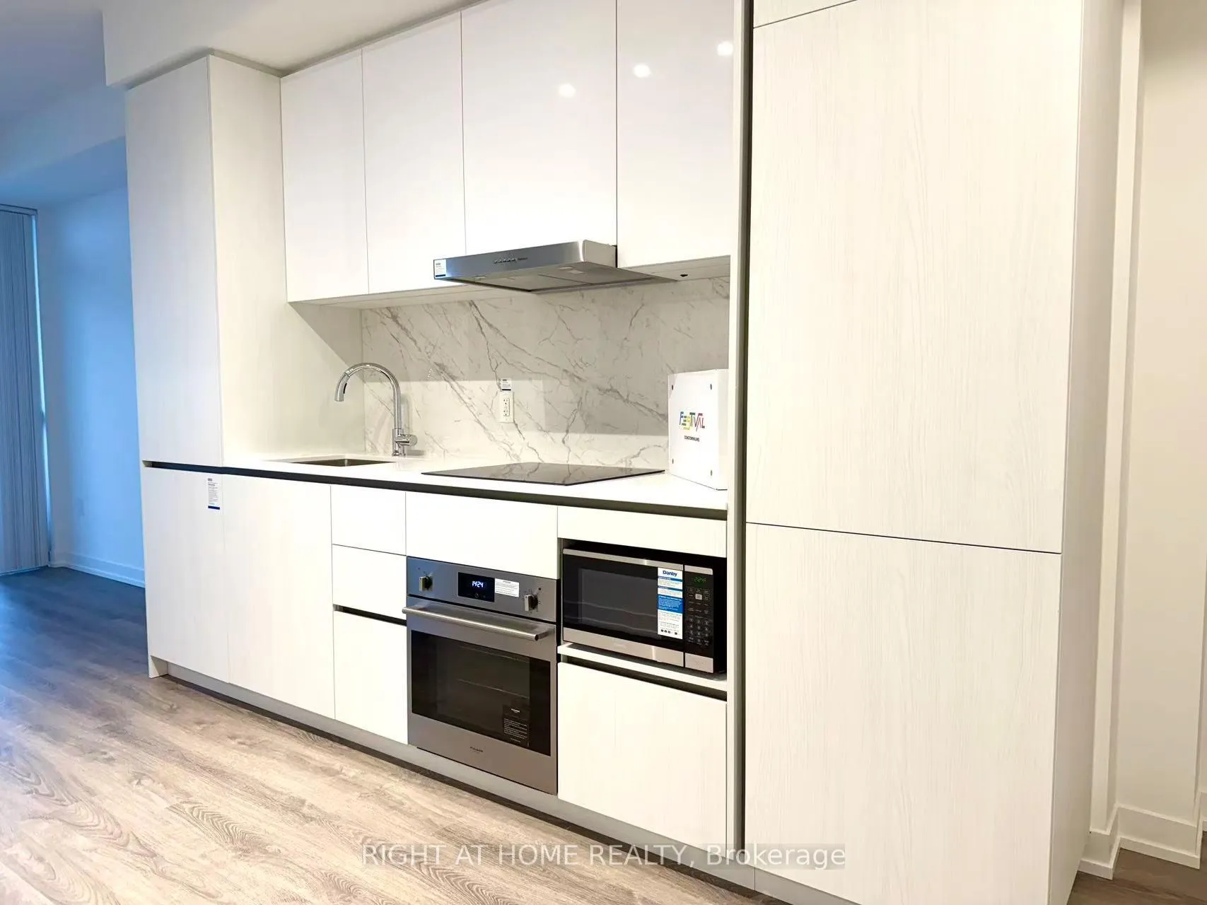 Photo 14 of Unit 2801, 8 Interchange Way, Vaughan, Vaughan Corporate Centre — HOMEH