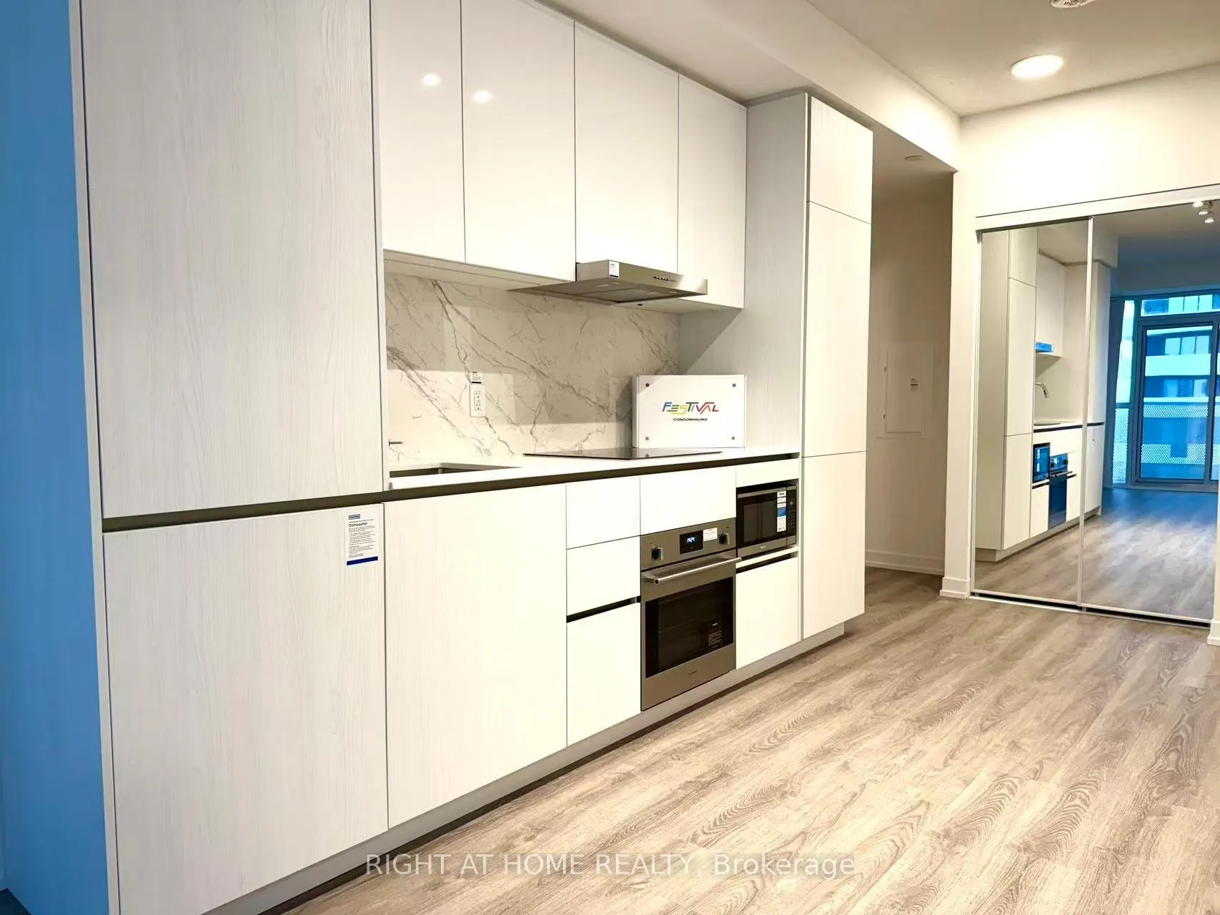 Photo 15 of Unit 2801, 8 Interchange Way, Vaughan, Vaughan Corporate Centre — HOMEH