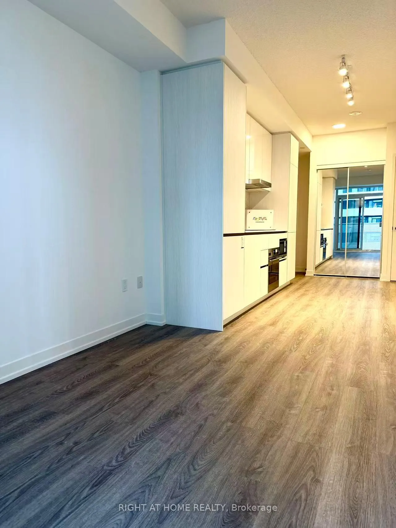 Photo 17 of Unit 2801, 8 Interchange Way, Vaughan, Vaughan Corporate Centre — HOMEH