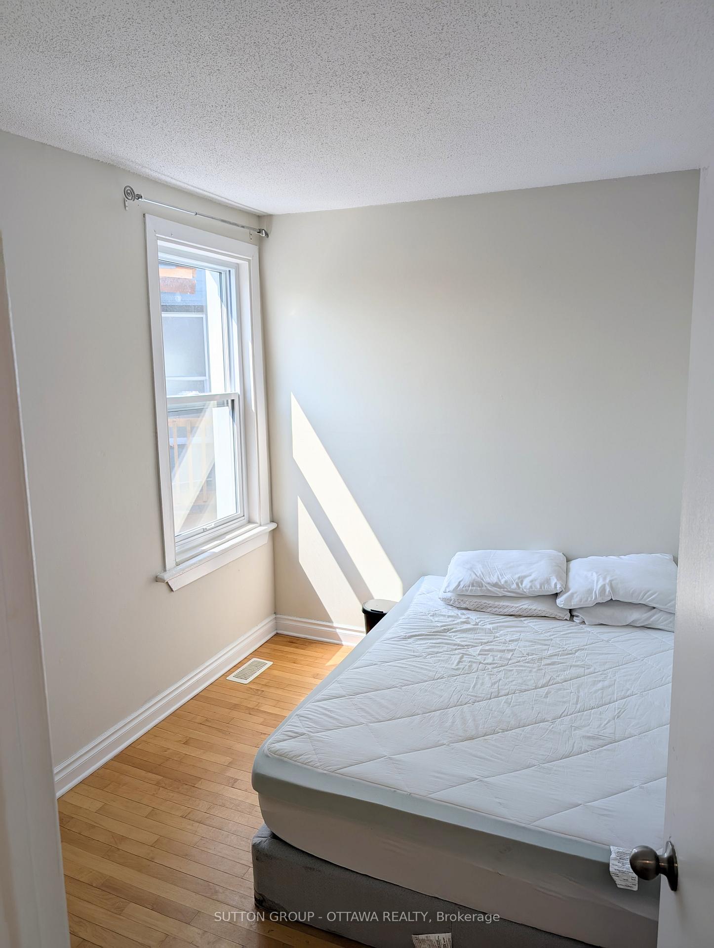 Photo 12 of 8 Robinson Avenue, Ottawa, Sandy Hill — HOMEH