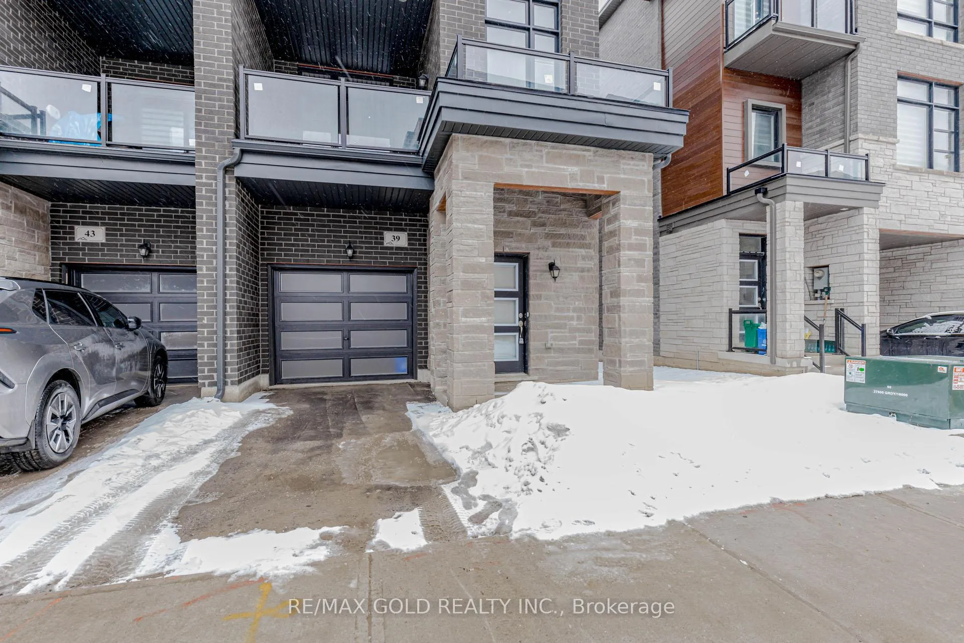 Photo 3 of 39 Inverary Crescent, Vaughan, Kleinburg — HOMEH