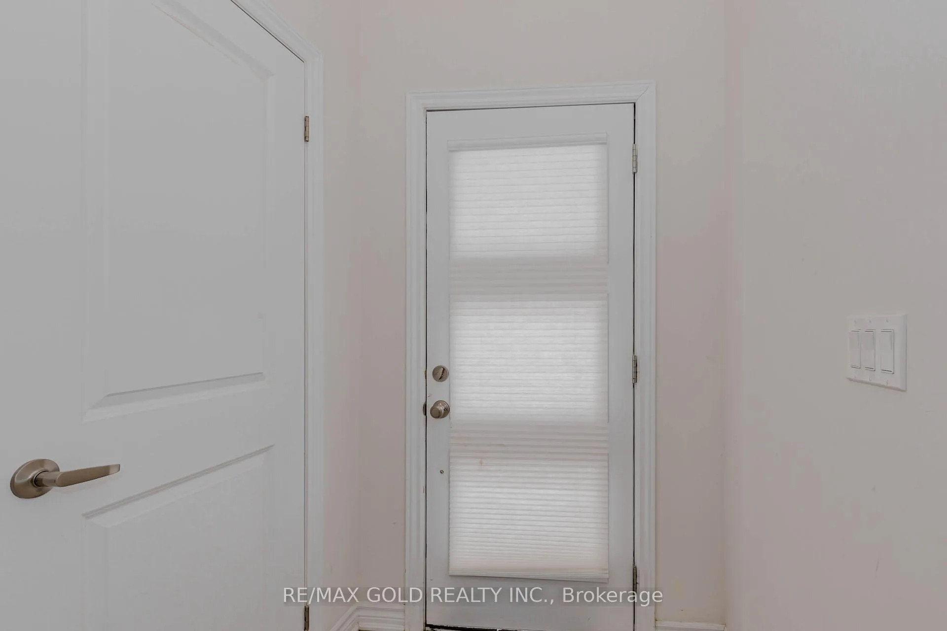 Photo 4 of 39 Inverary Crescent, Vaughan, Kleinburg — HOMEH