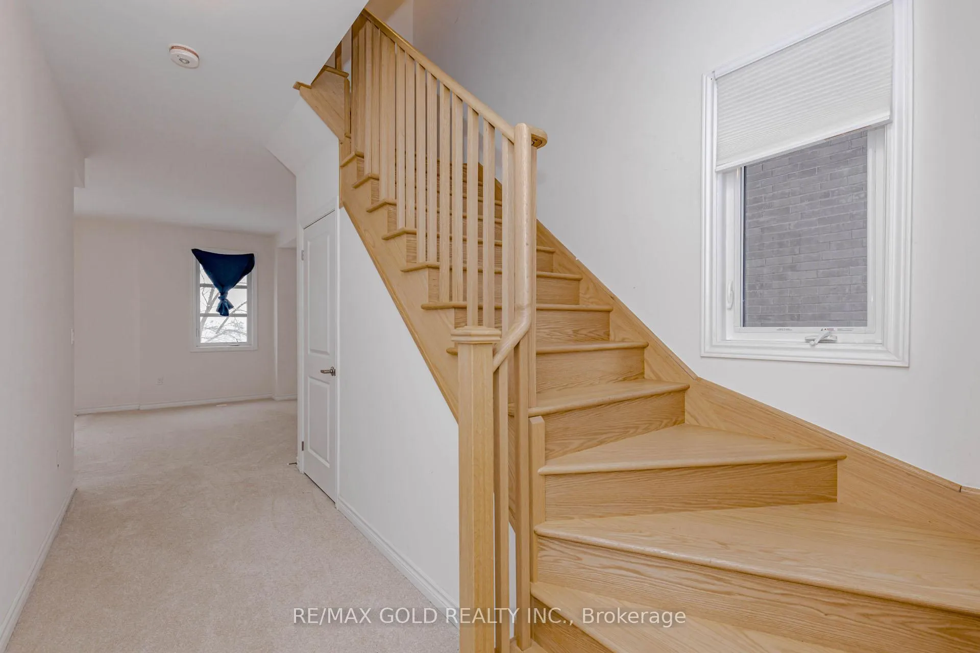 Photo 5 of 39 Inverary Crescent, Vaughan, Kleinburg — HOMEH