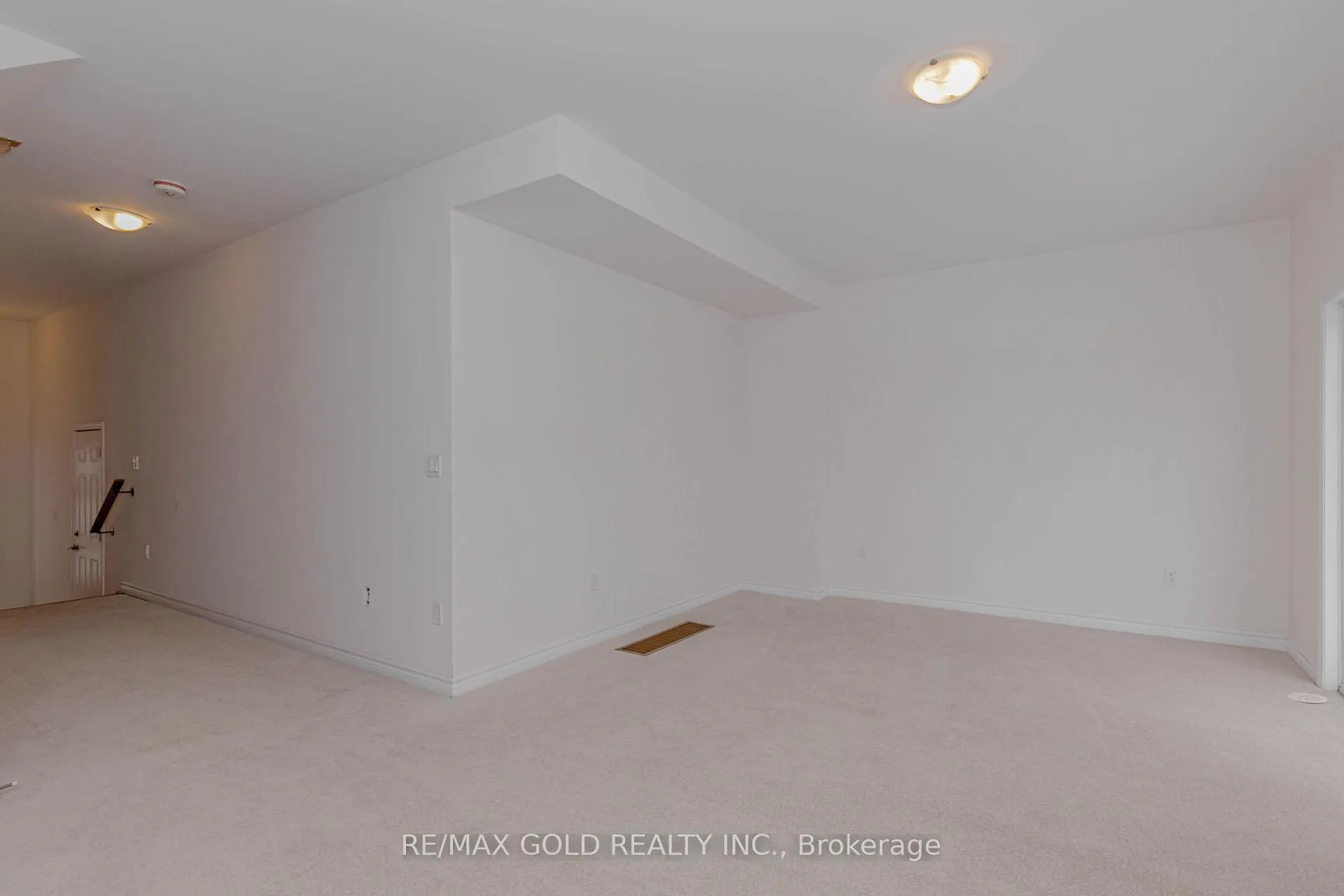 Photo 7 of 39 Inverary Crescent, Vaughan, Kleinburg — HOMEH