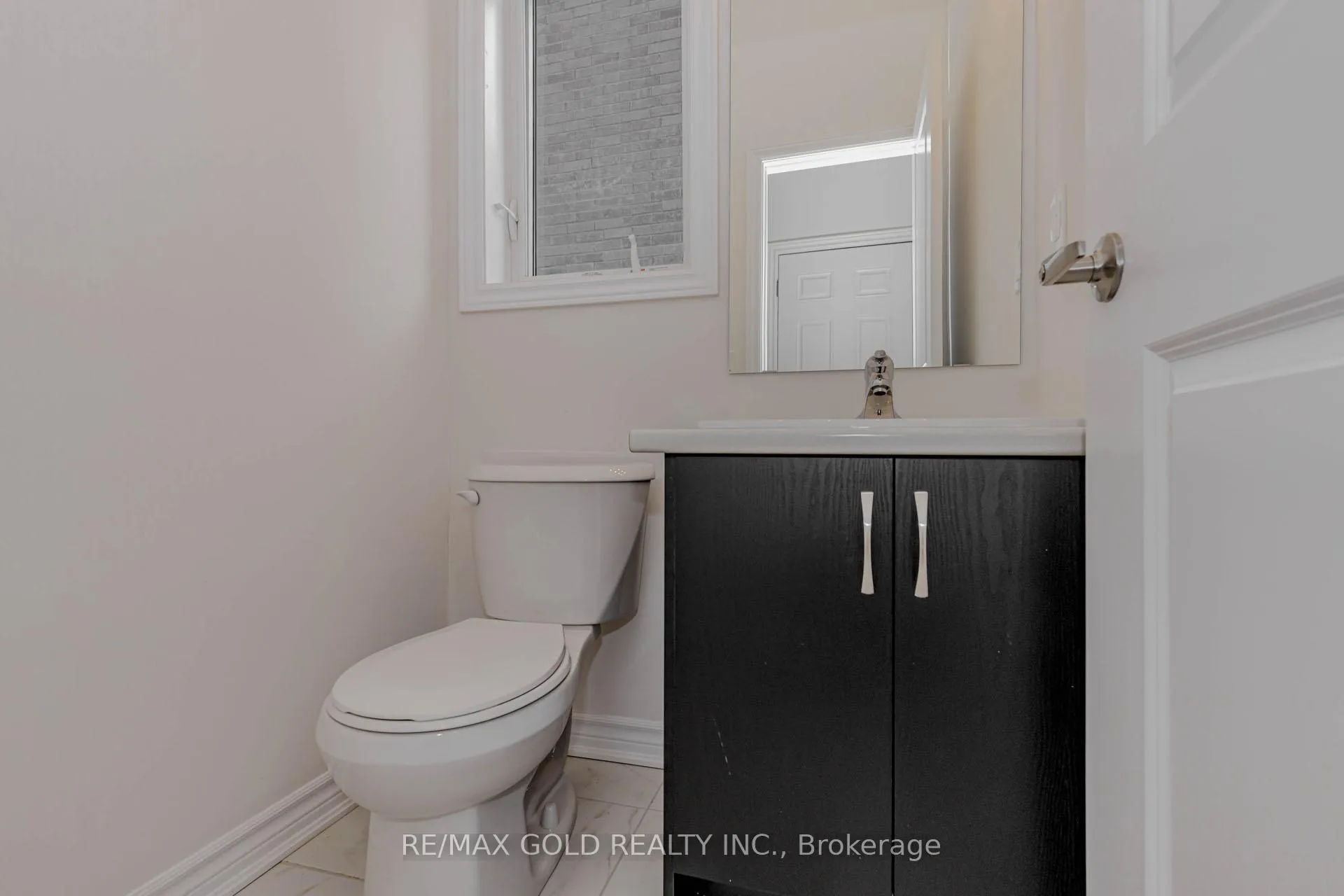 Photo 10 of 39 Inverary Crescent, Vaughan, Kleinburg — HOMEH
