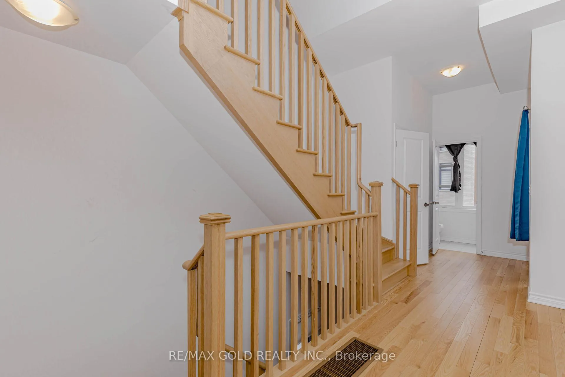 Photo 11 of 39 Inverary Crescent, Vaughan, Kleinburg — HOMEH