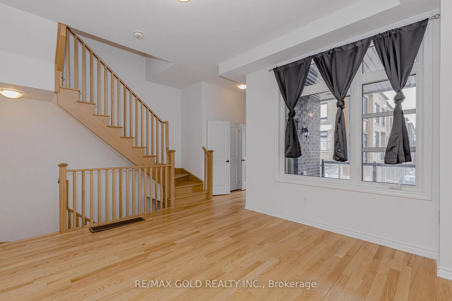 Photo 14 of 39 Inverary Crescent, Vaughan, Kleinburg — HOMEH