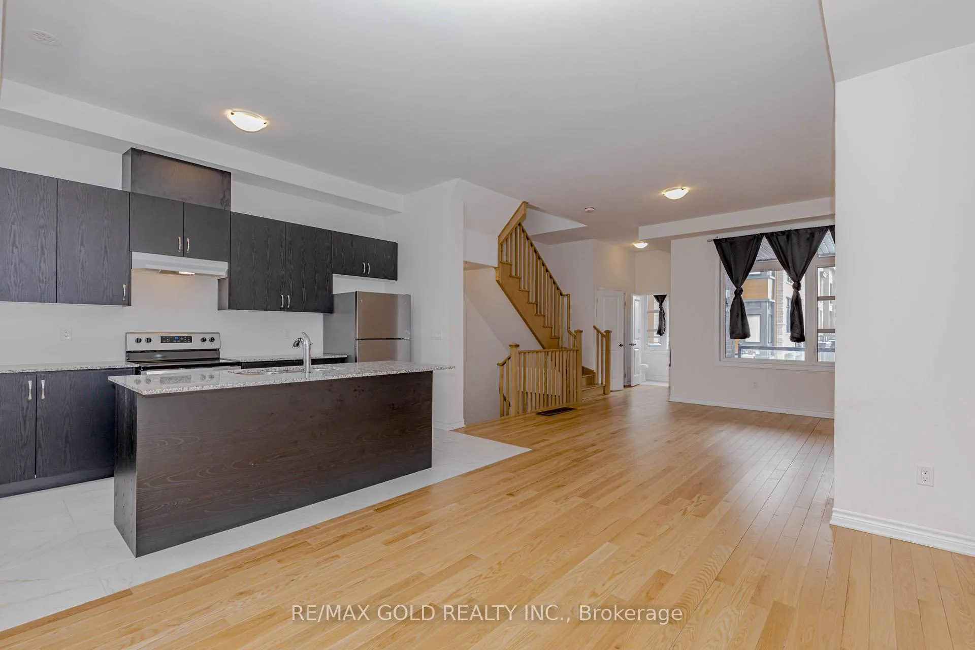 Photo 18 of 39 Inverary Crescent, Vaughan, Kleinburg — HOMEH