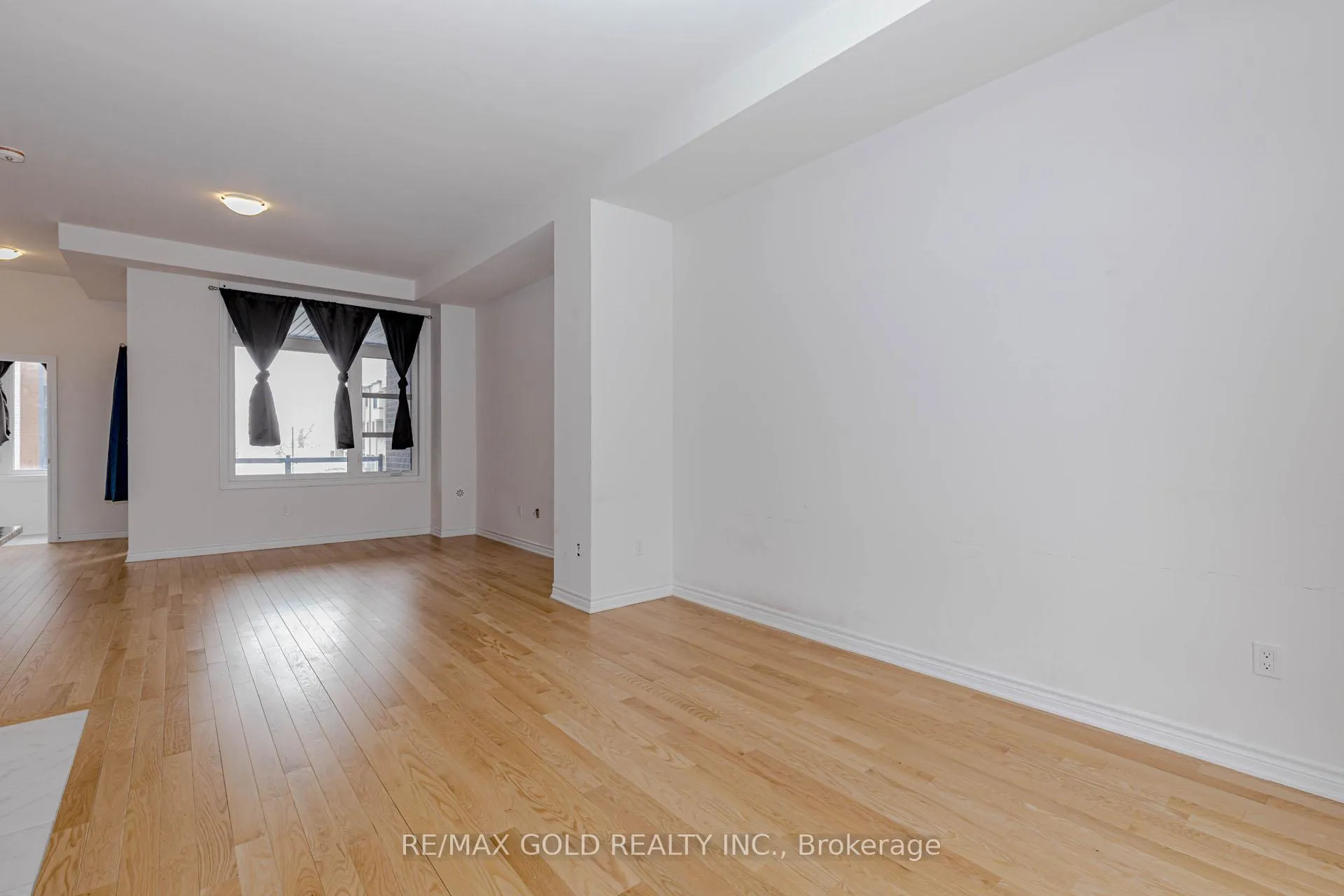 Photo 19 of 39 Inverary Crescent, Vaughan, Kleinburg — HOMEH