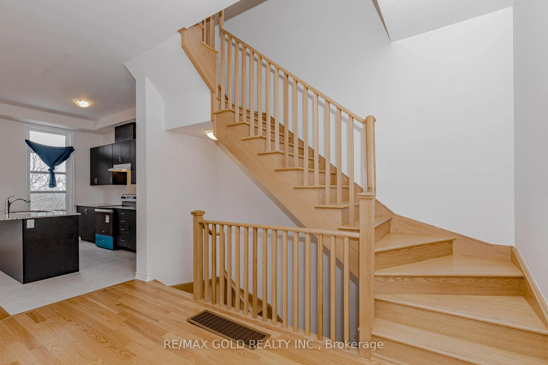 Photo 30 of 39 Inverary Crescent, Vaughan, Kleinburg — HOMEH