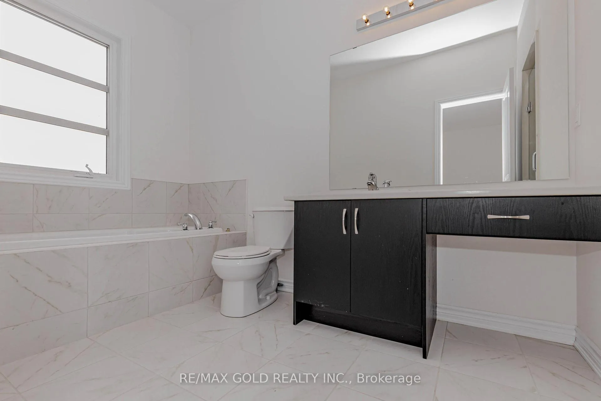 Photo 36 of 39 Inverary Crescent, Vaughan, Kleinburg — HOMEH