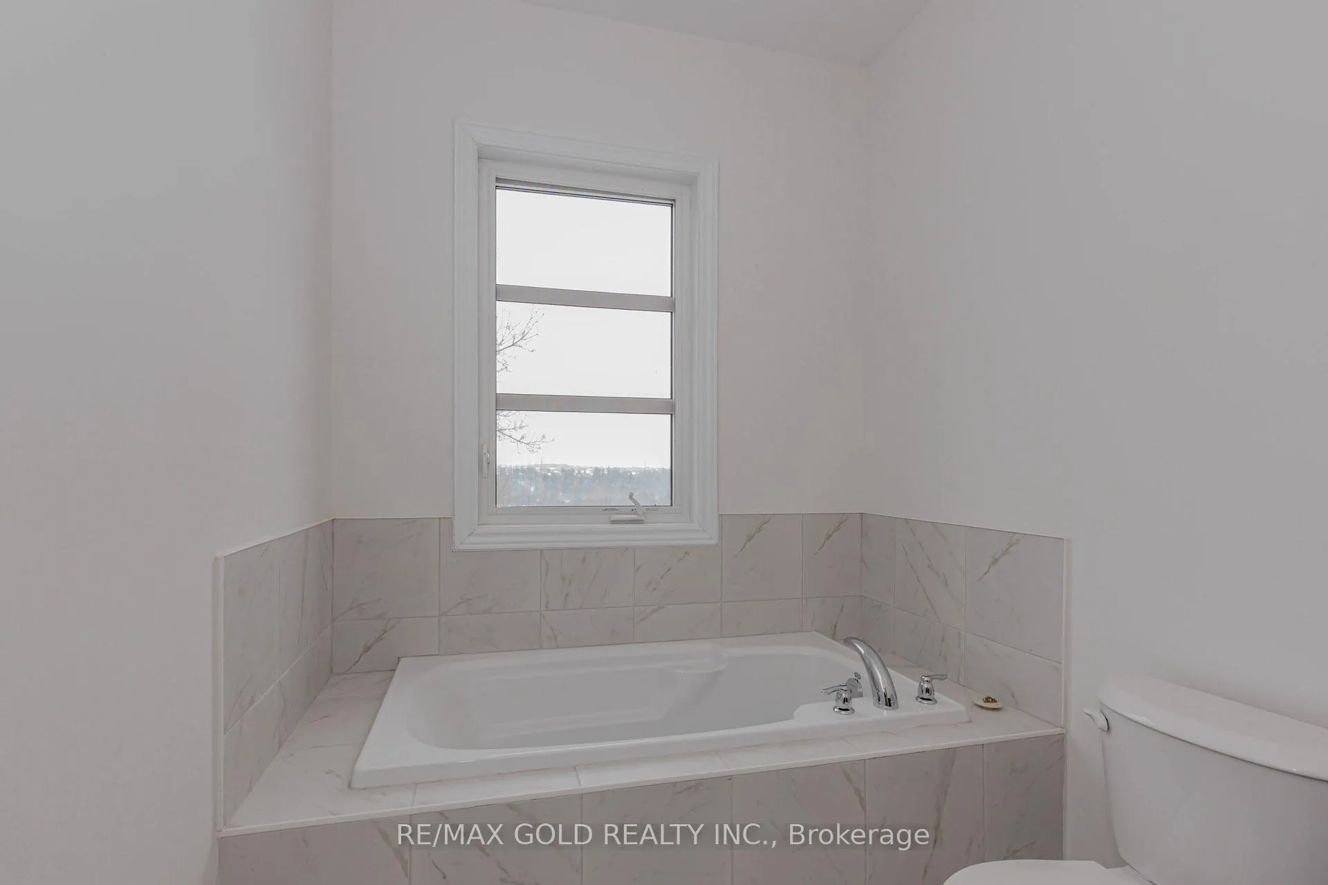 Photo 37 of 39 Inverary Crescent, Vaughan, Kleinburg — HOMEH