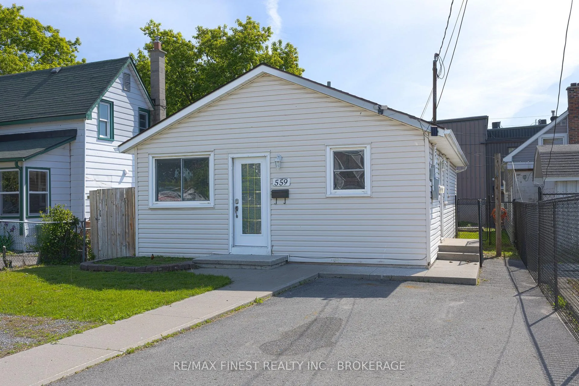 Front of 559 MacDonnell Street