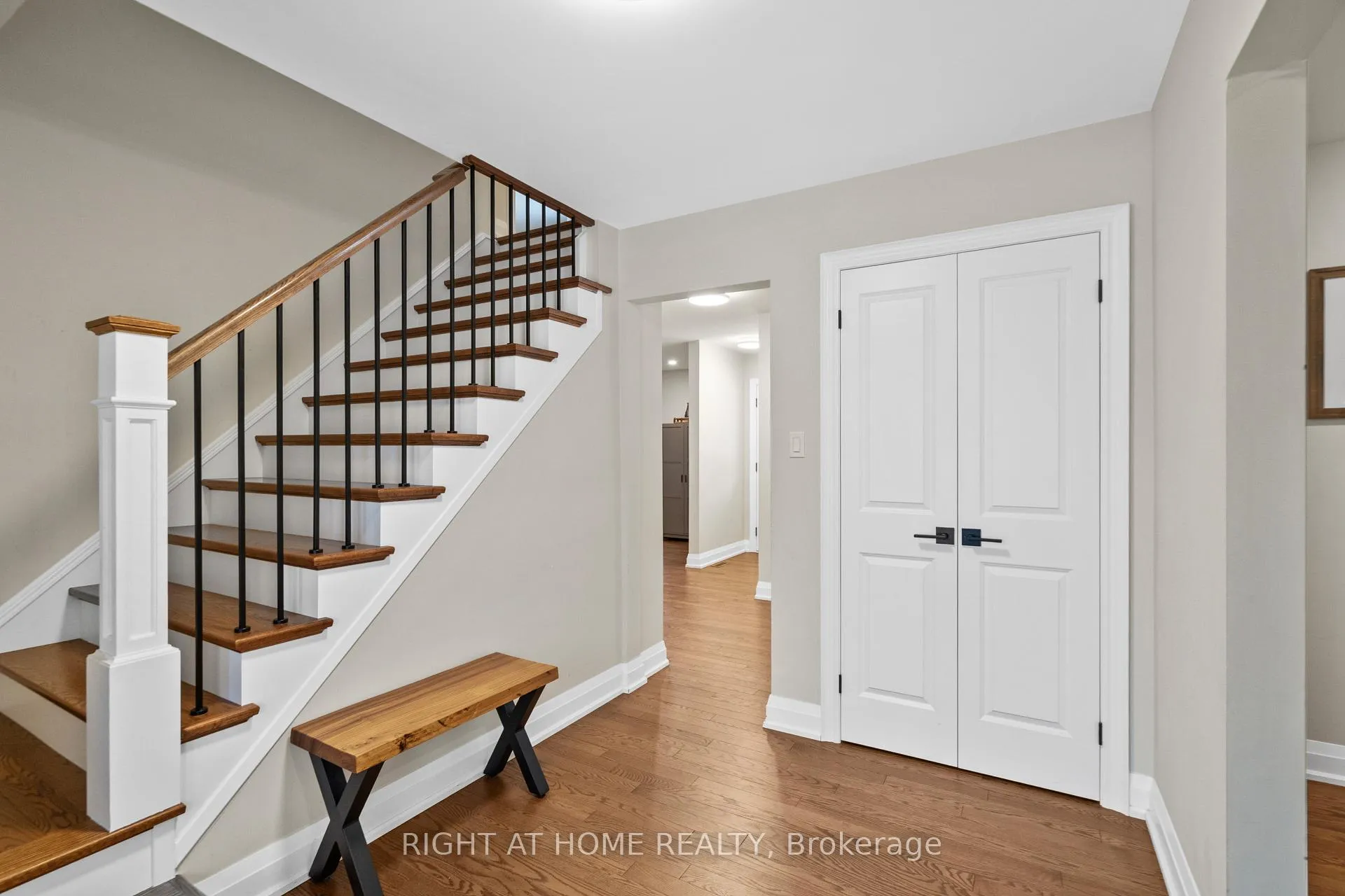 Photo 4 of 41 Amberly Boulevard, Hamilton, Ancaster — HOMEH