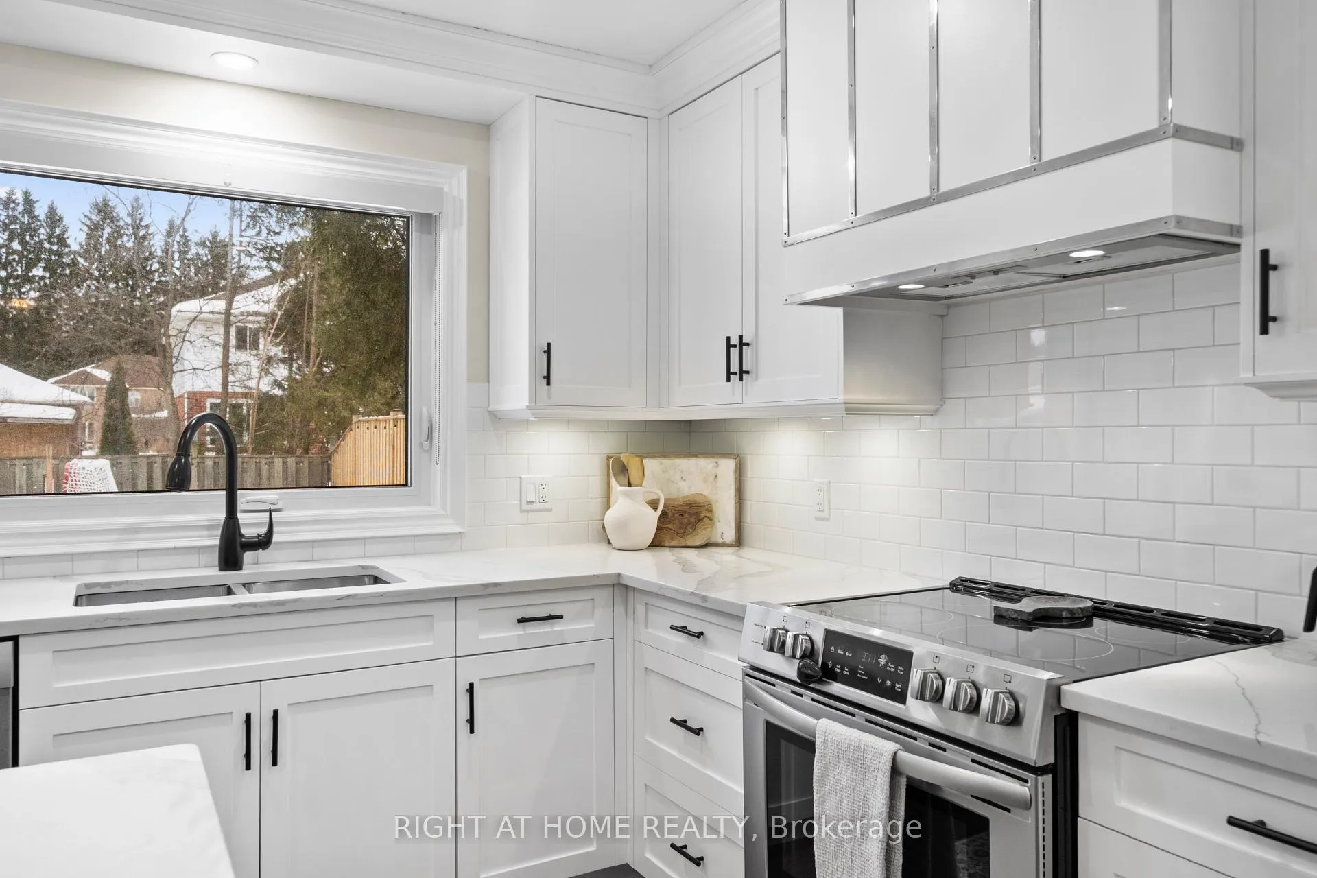 Photo 11 of 41 Amberly Boulevard, Hamilton, Ancaster — HOMEH