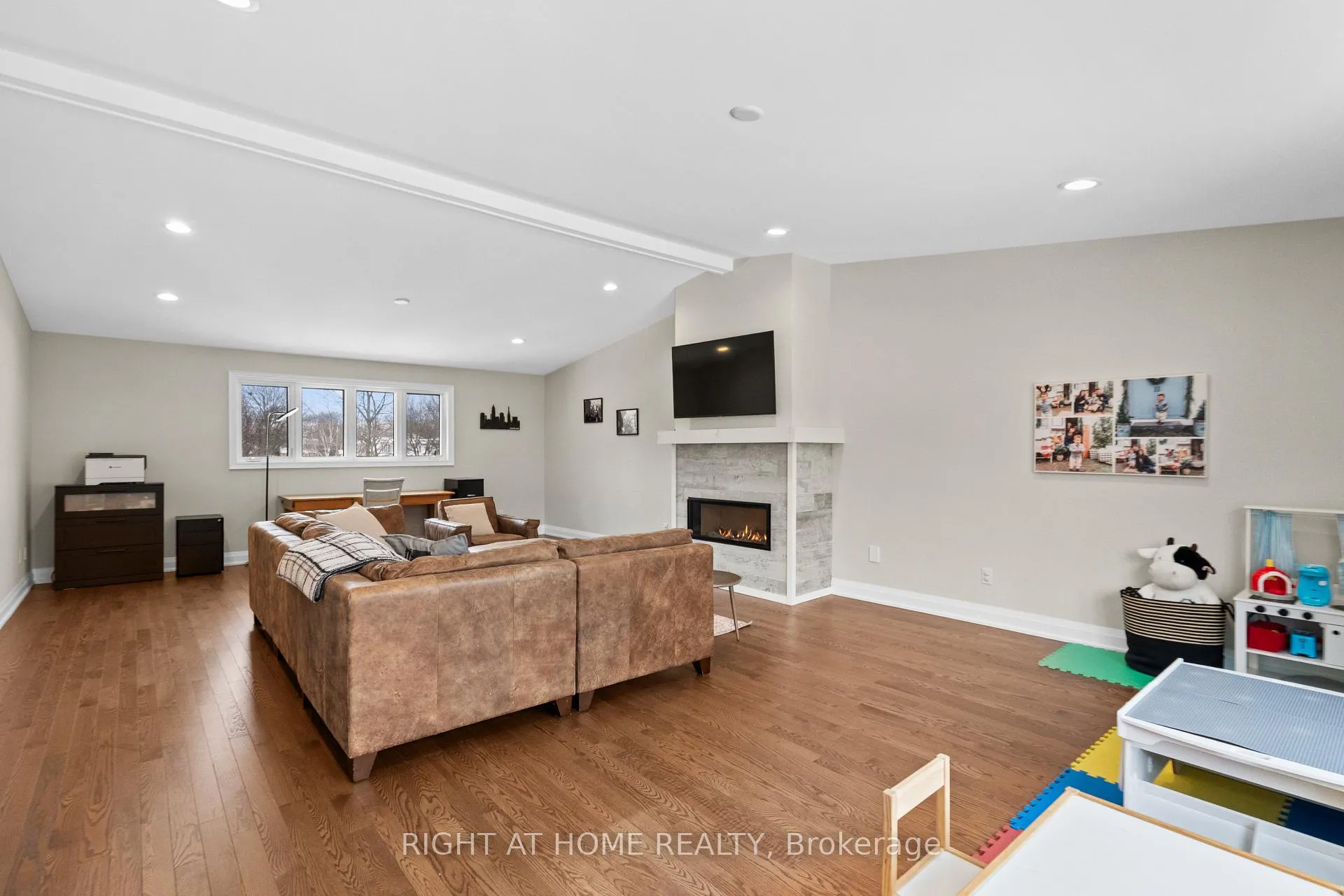 Photo 21 of 41 Amberly Boulevard, Hamilton, Ancaster — HOMEH