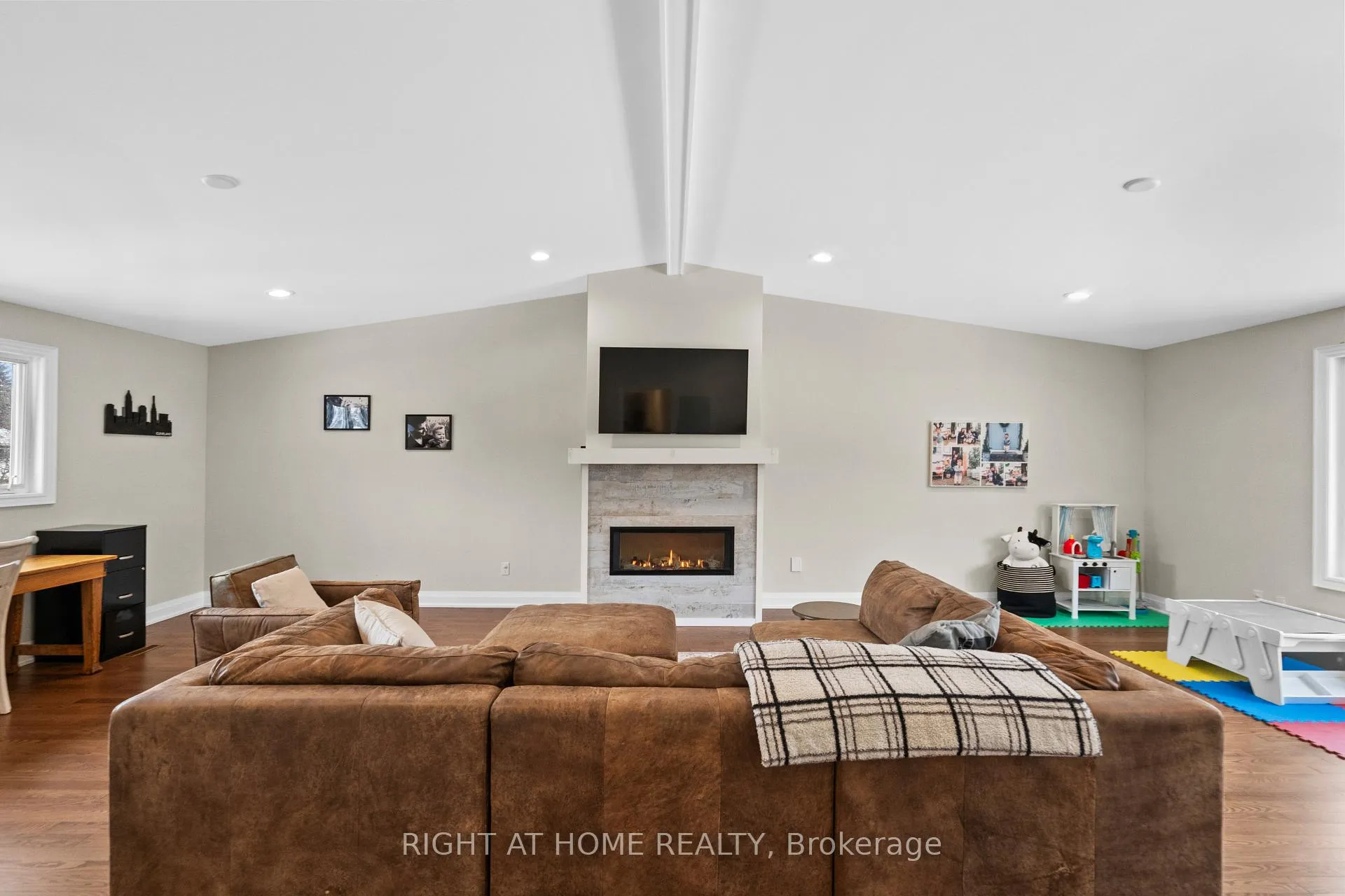 Photo 23 of 41 Amberly Boulevard, Hamilton, Ancaster — HOMEH