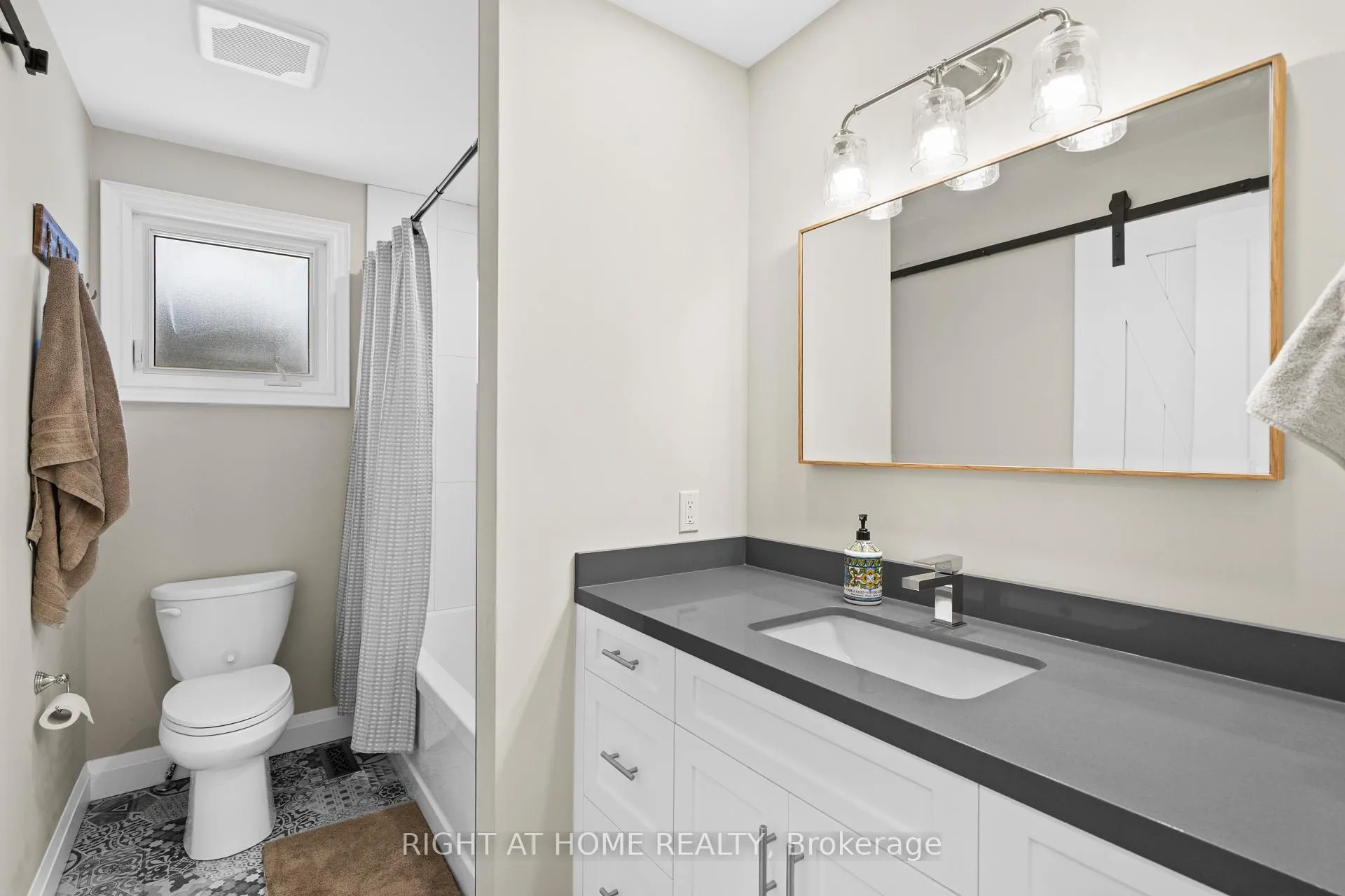 Photo 33 of 41 Amberly Boulevard, Hamilton, Ancaster — HOMEH