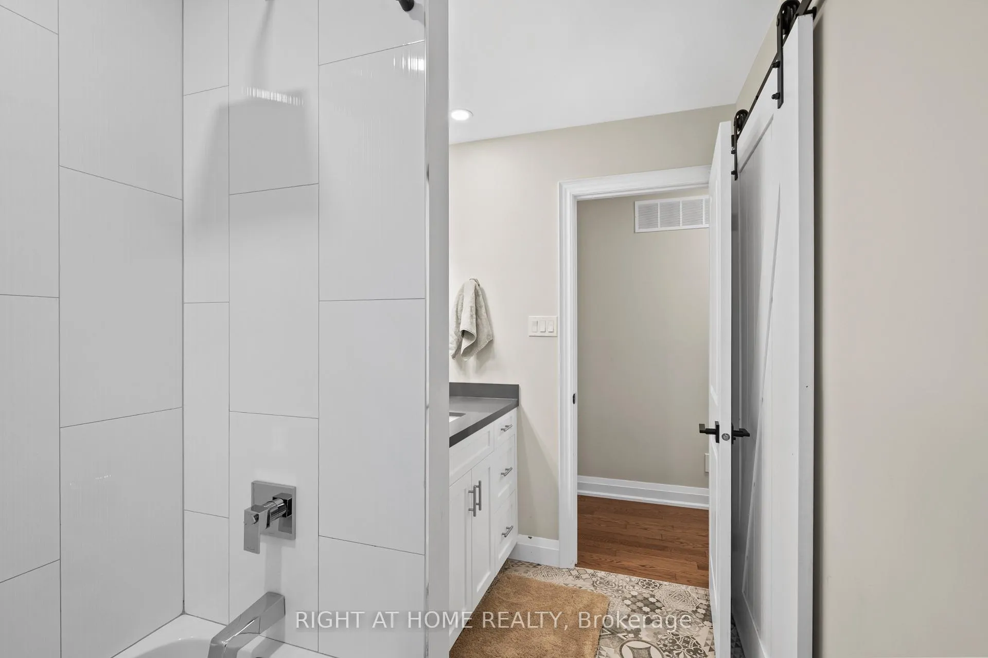 Photo 34 of 41 Amberly Boulevard, Hamilton, Ancaster — HOMEH