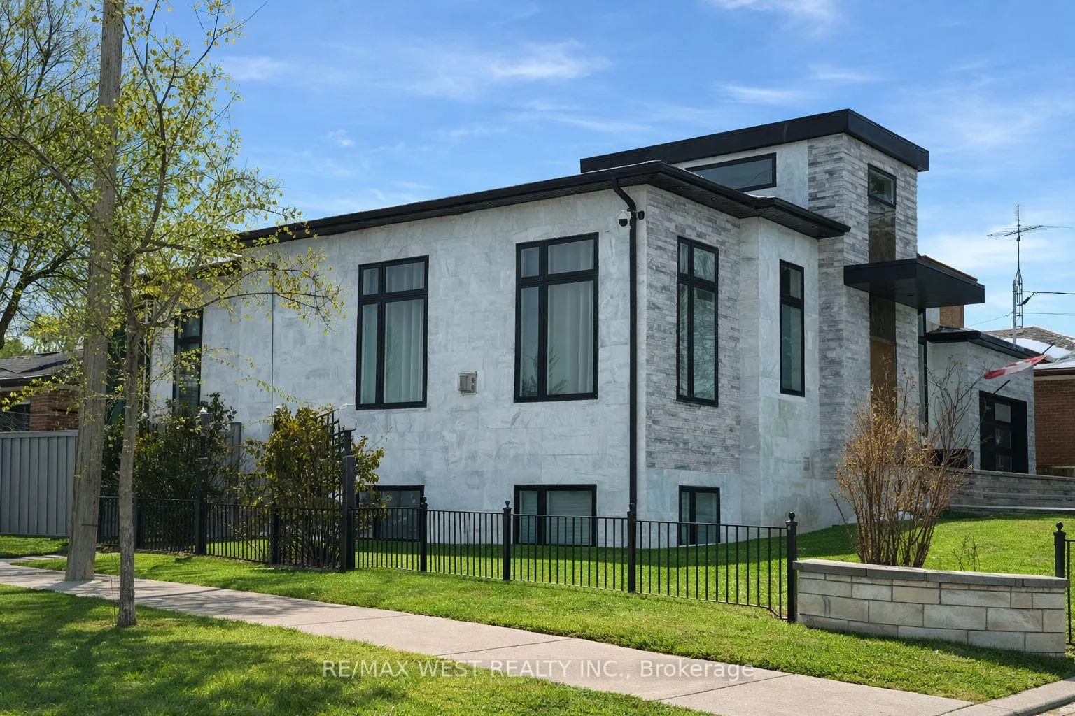 Photo 2 of Unit Basement, 1 Pagebrook Drive, Etobicoke, Humber Heights — HOMEH
