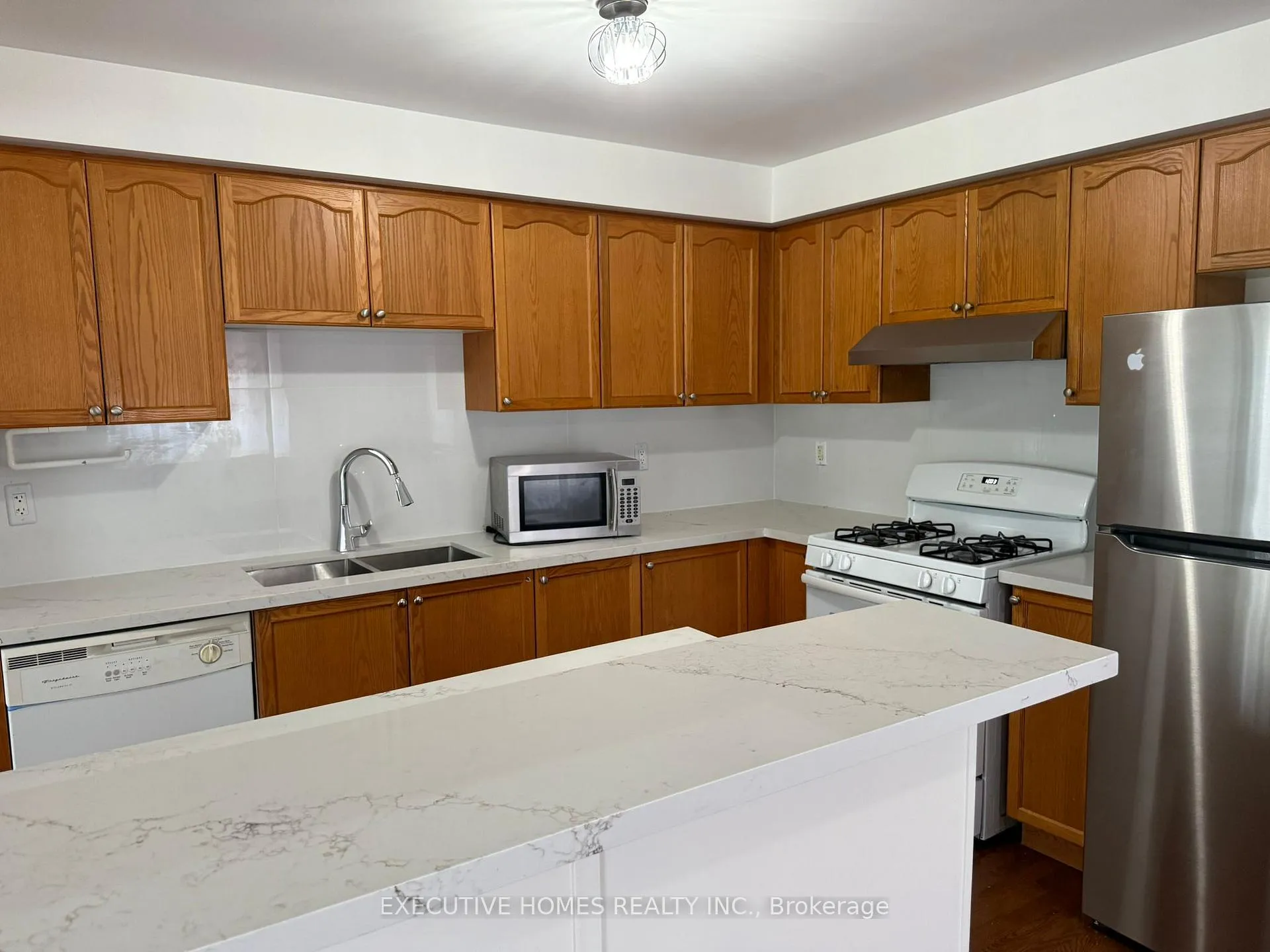 Photo 4 of 100 SandCherry Crescent, Brampton, Sandringham-Wellington — HOMEH