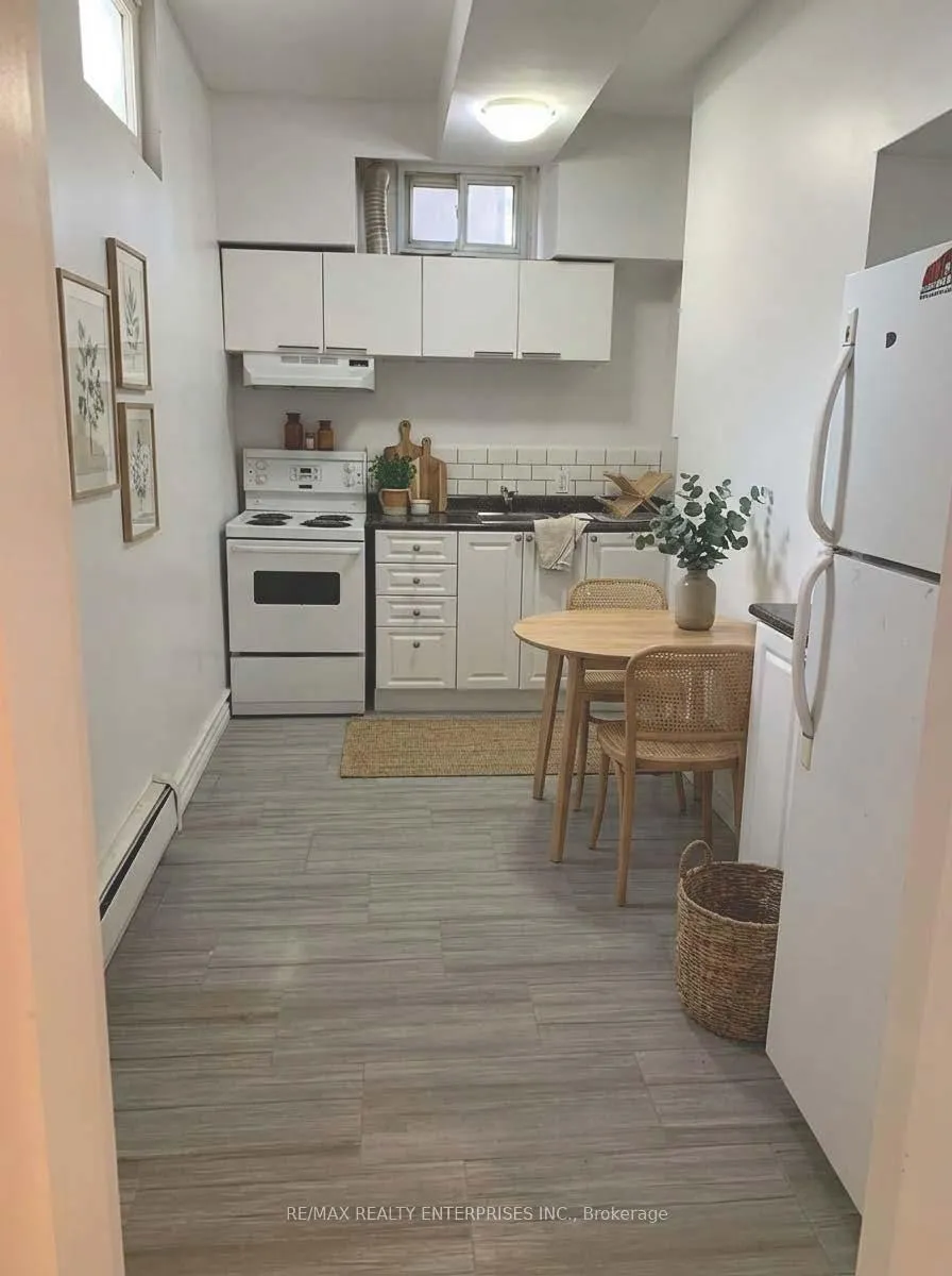 Photo 3 of Unit 4, 142 Emerald Street S, Hamilton, Stinson — HOMEH