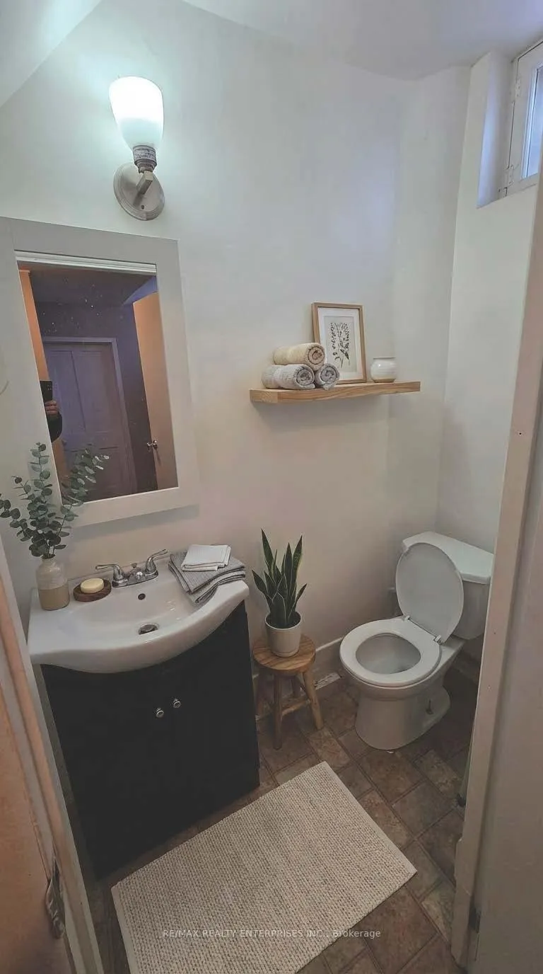 Photo 5 of Unit 4, 142 Emerald Street S, Hamilton, Stinson — HOMEH