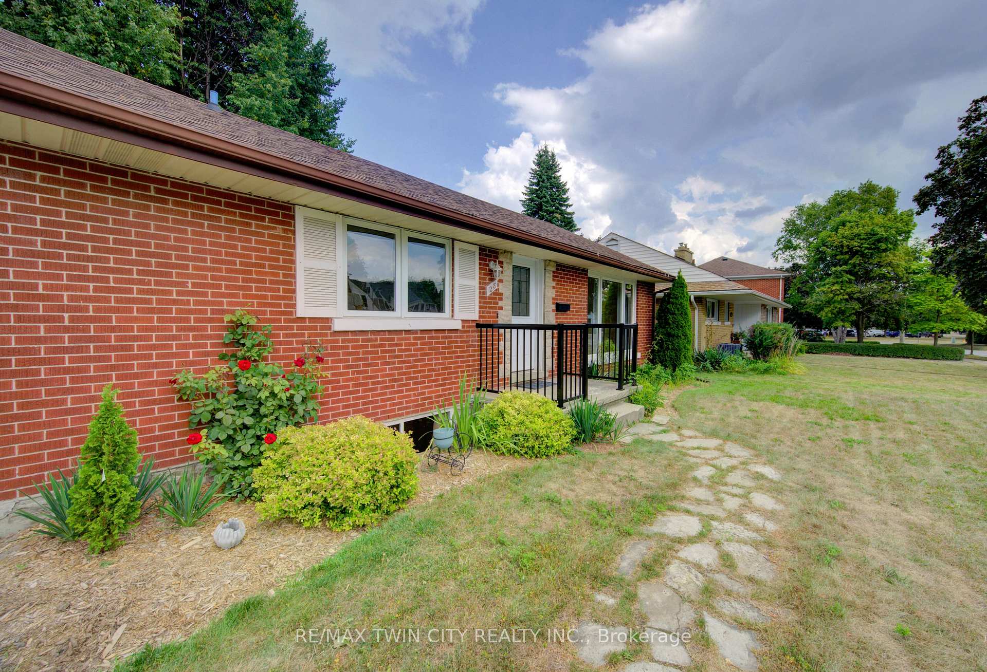 Photo 3 of 28 Jack Avenue, Kitchener — HOMEH