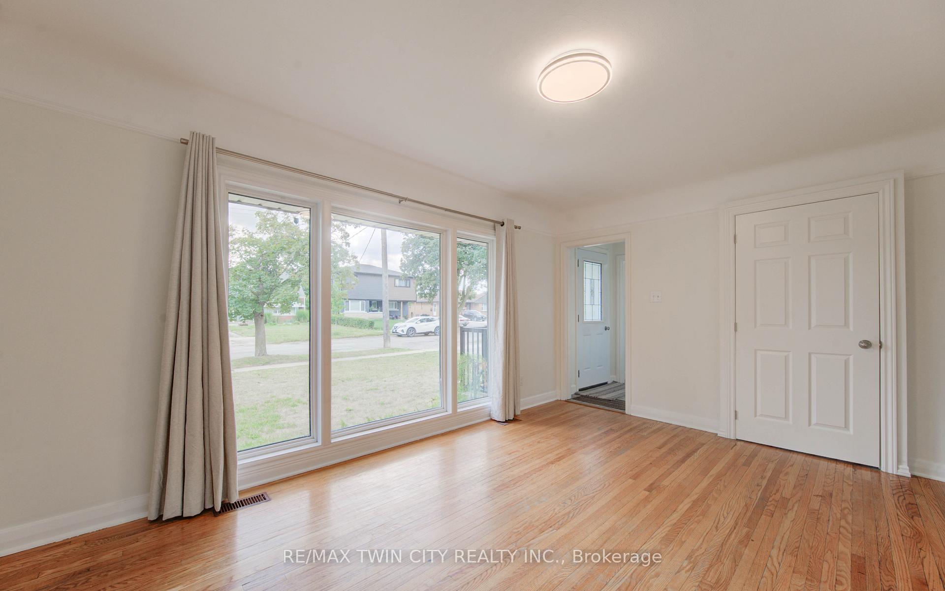 Photo 15 of 28 Jack Avenue, Kitchener — HOMEH