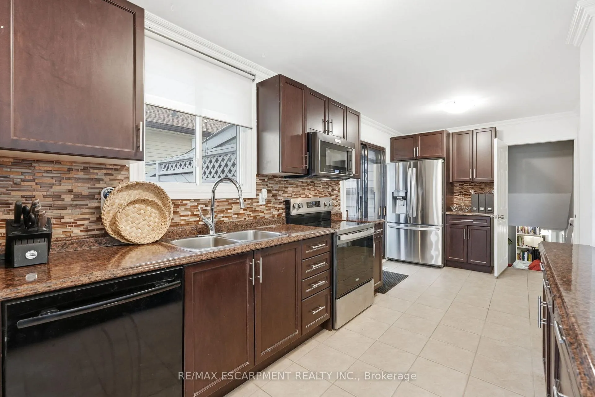 Photo 5 of 8 Elmore Drive N, Hamilton, Eleanor — HOMEH