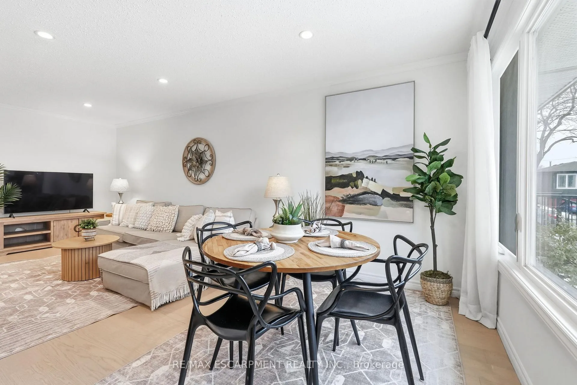 Photo 9 of 8 Elmore Drive N, Hamilton, Eleanor — HOMEH