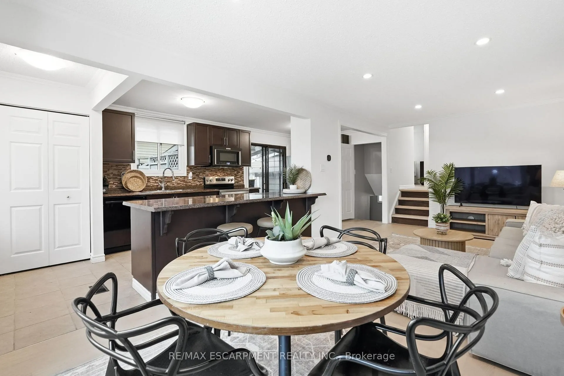 Photo 11 of 8 Elmore Drive N, Hamilton, Eleanor — HOMEH