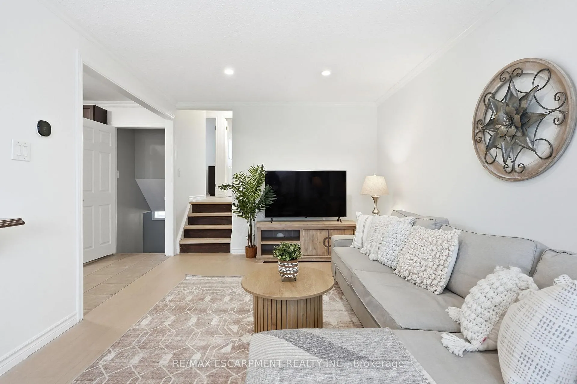 Photo 12 of 8 Elmore Drive N, Hamilton, Eleanor — HOMEH