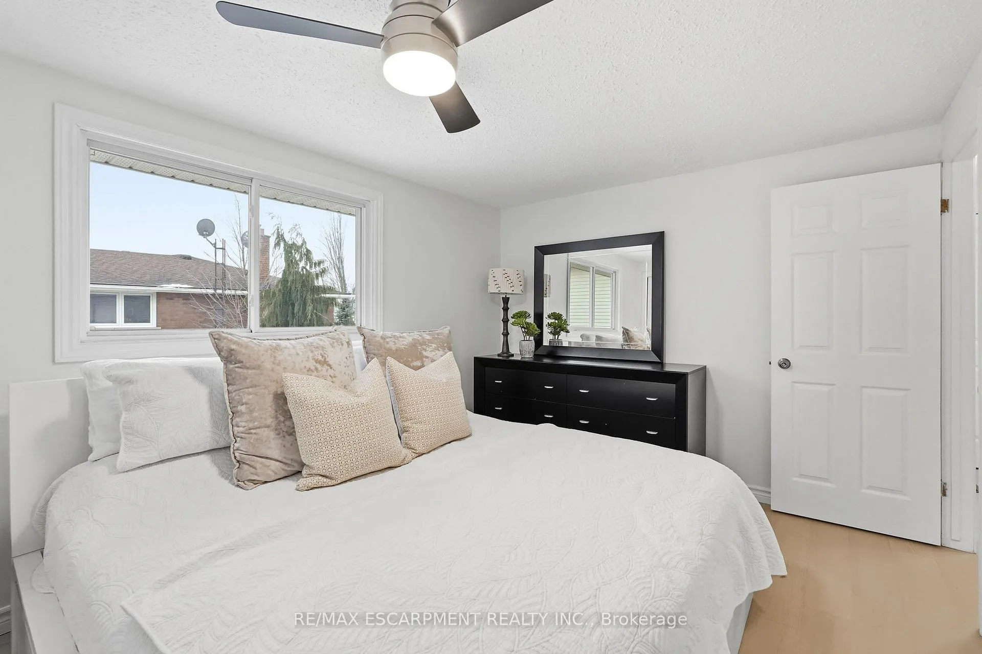 Photo 17 of 8 Elmore Drive N, Hamilton, Eleanor — HOMEH