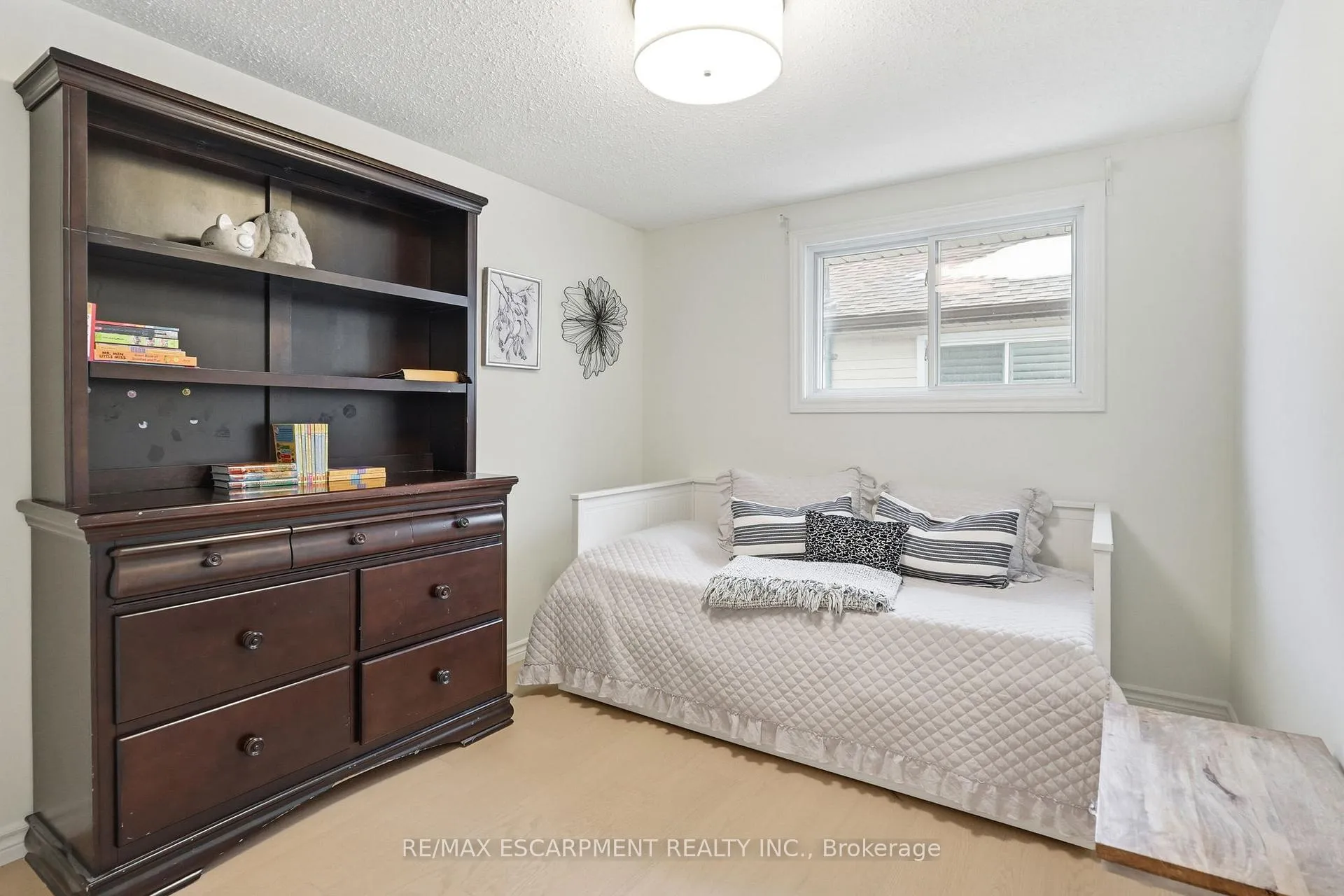 Photo 21 of 8 Elmore Drive N, Hamilton, Eleanor — HOMEH