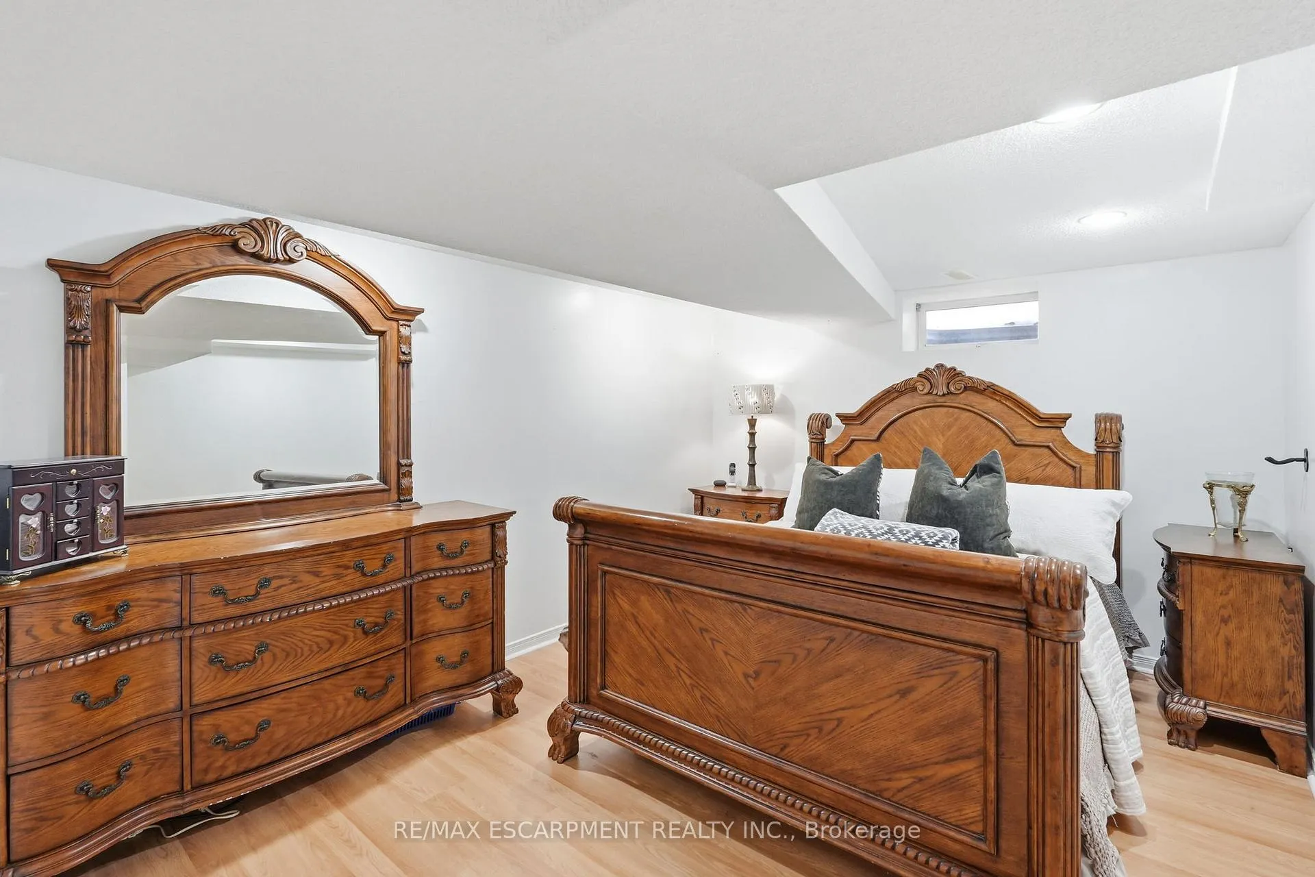 Photo 33 of 8 Elmore Drive N, Hamilton, Eleanor — HOMEH