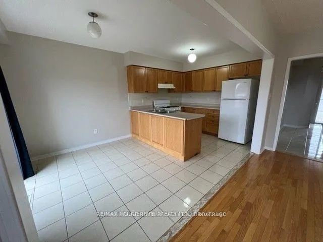 Photo 3 of 32 Puttingedge Drive, Whitby, Rolling Acres — HOMEH