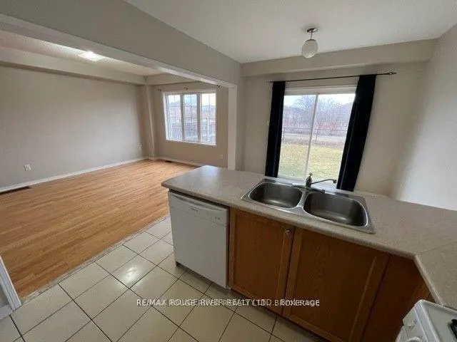 Photo 4 of 32 Puttingedge Drive, Whitby, Rolling Acres — HOMEH